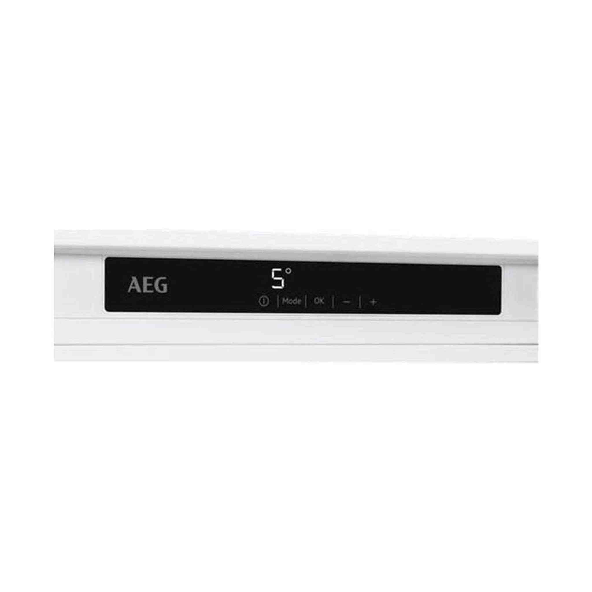 Wit koelkastpaneel met zwart display. Display toont AEG-logo, temperatuur 5° en bedieningsknoppen.