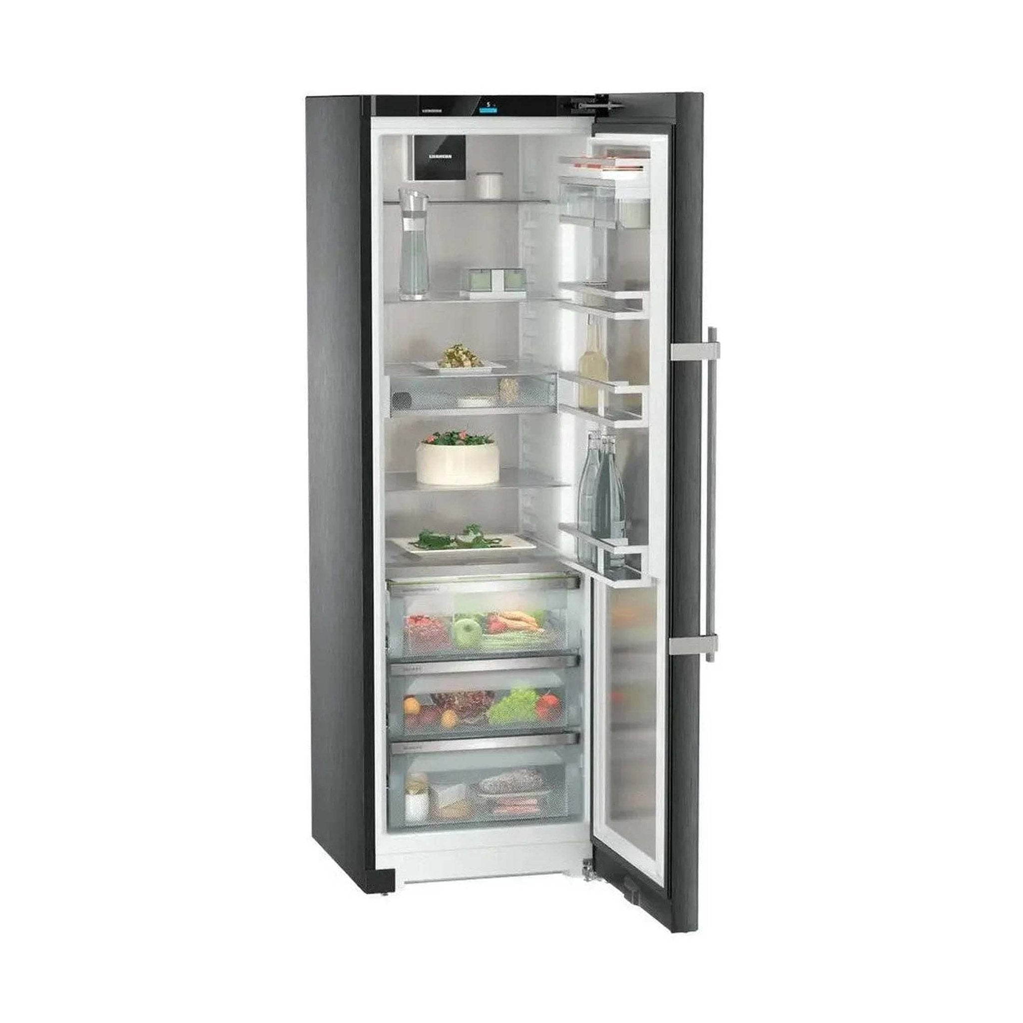 Een koelkast met de deur open, met planken met voedsel en doorzichtige laden vol producten.