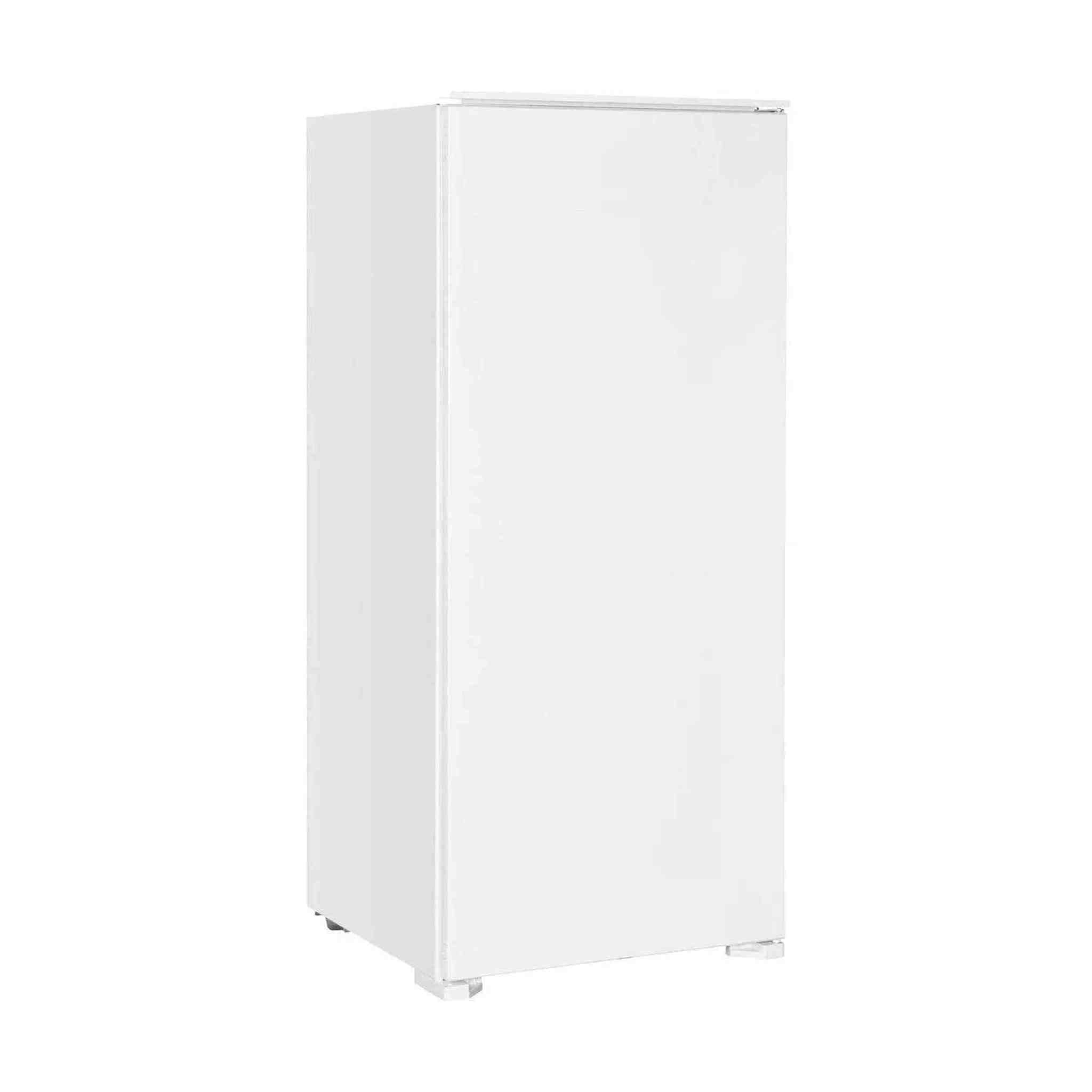 Un grand réfrigérateur blanc est isolé sur fond blanc. Il a un design simple, avec une surface lisse.