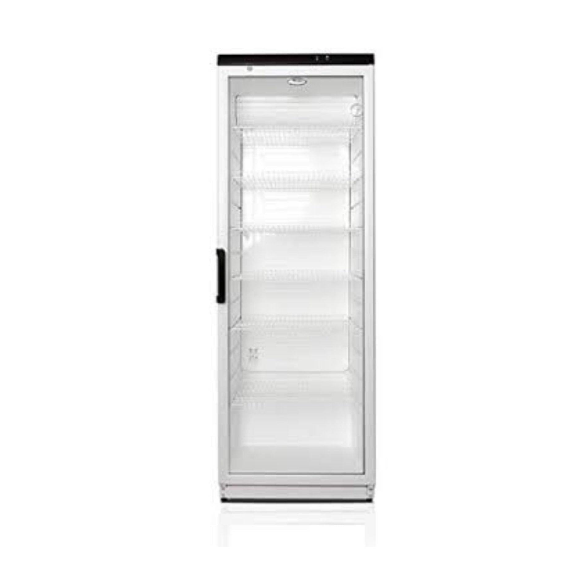 Un grand réfrigérateur commercial blanc avec porte vitrée. À l'intérieur, des étagères grillagées. Poignée et garniture supérieure noires.