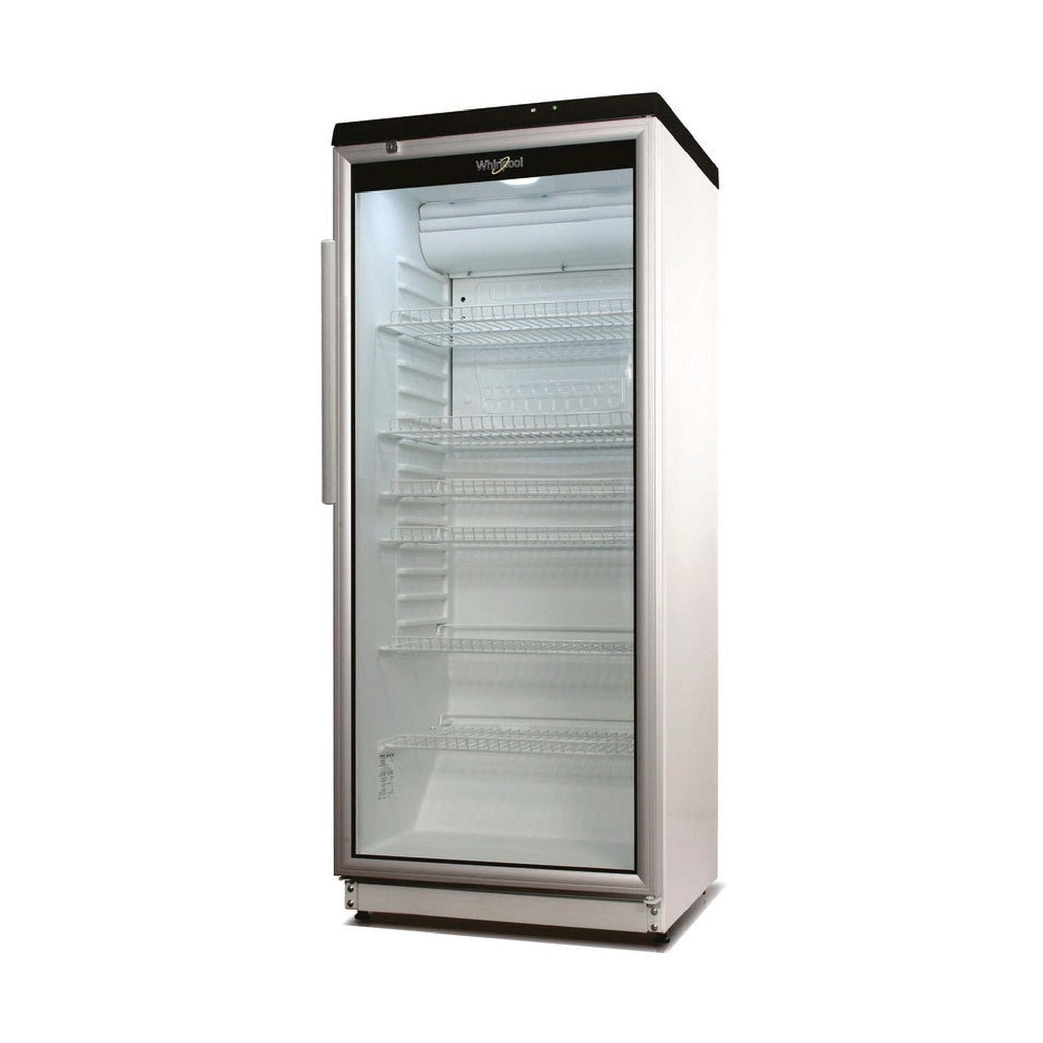 Un réfrigérateur commercial Whirlpool blanc sur fond blanc. Il possède une porte vitrée et plusieurs étagères en fil de fer.