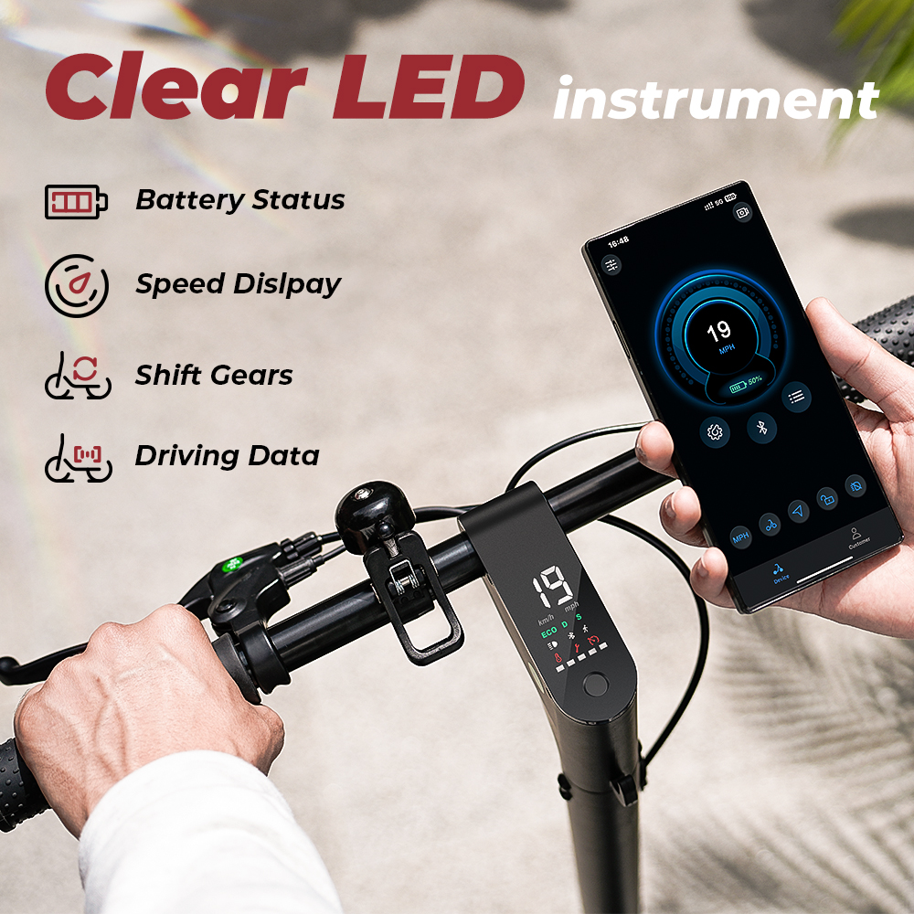 Persona che tiene un monopattino elettrico. Il telefono mostra la velocità, il livello della batteria. Il monopattino mostra la velocità. Strumento LED chiaro.