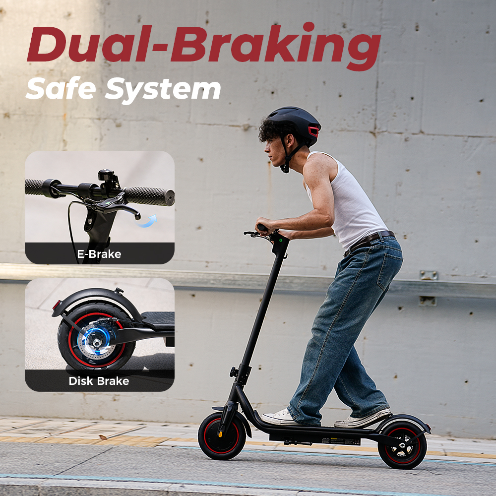 Un uomo guida un monopattino elettrico nero. È dotato di doppi freni e il testo dice 'Dual-Braking Safe System'.
