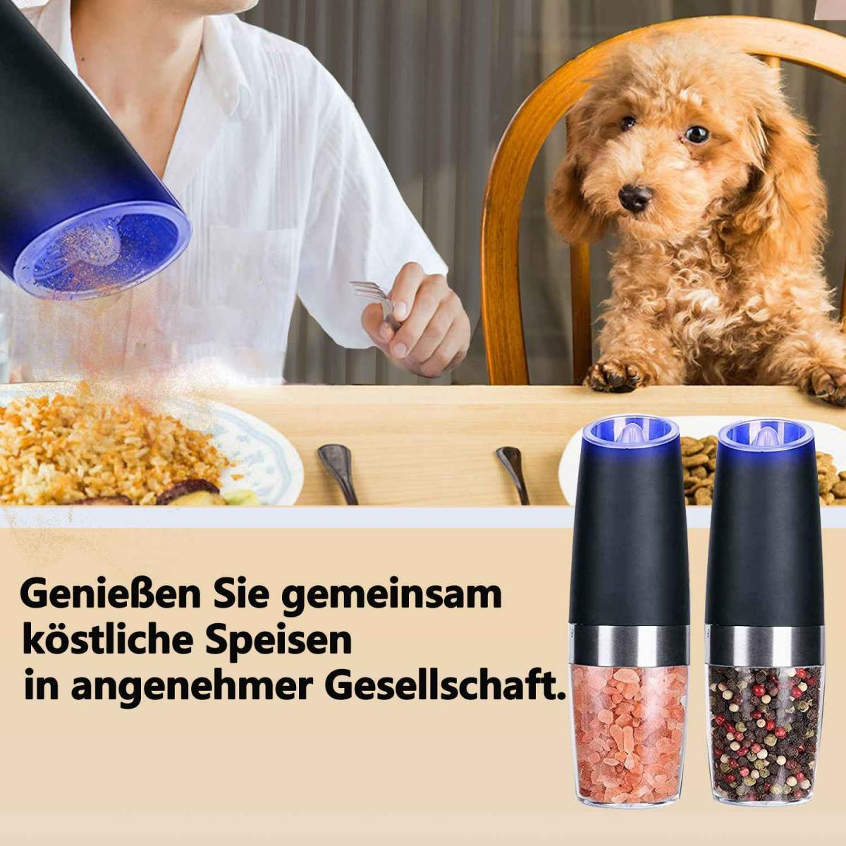 Eine Person würzt Essen mit einer Mühle. Ein Hund sitzt am Tisch. Zwei Mühlen sind vorne.