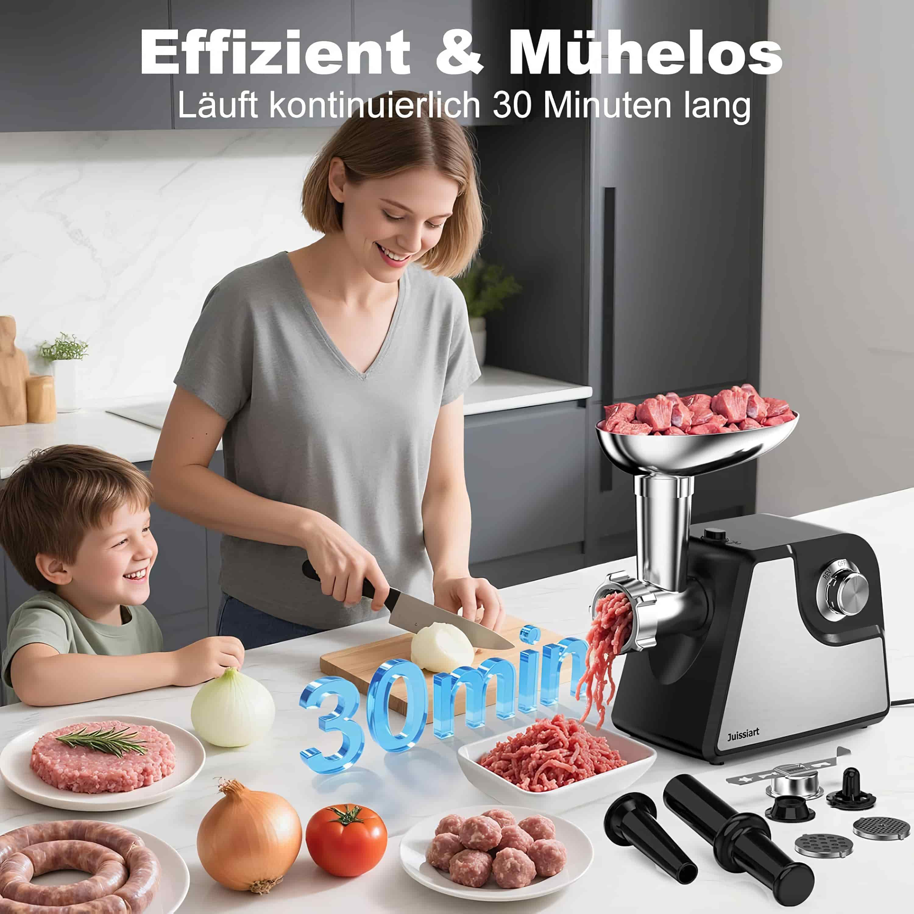 Frau schneidet Zwiebel, Junge schaut zu. Fleischwolf in Betrieb. Teller mit Fleisch, Zwiebeln, Tomaten und Wurst.