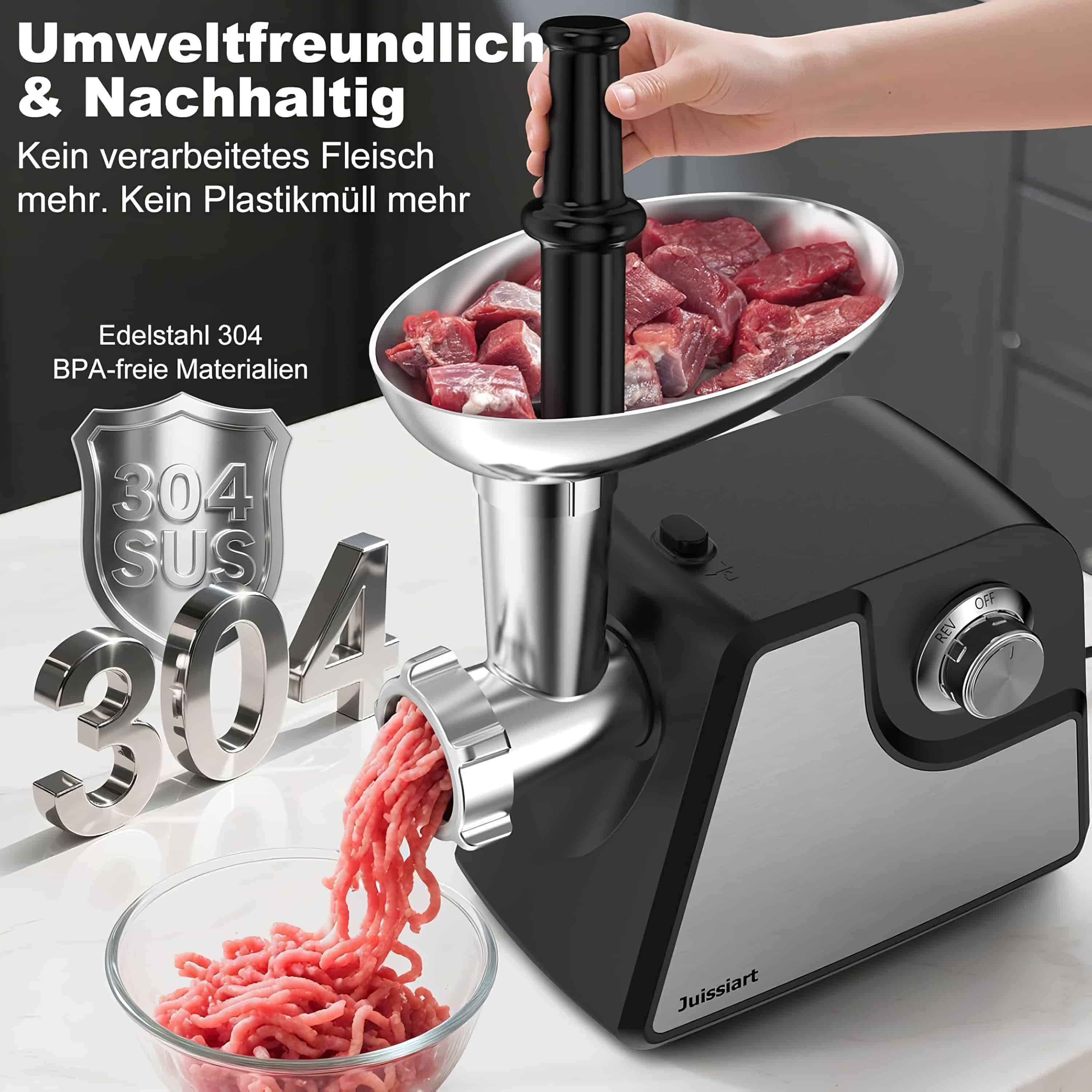 Ein Fleischwolf zerkleinert rohes Fleisch. Eine Hand legt Fleisch ein. Gehacktes Fleisch fließt in eine Glasschüssel. Text: Umweltfreundlich & Nachhaltig.