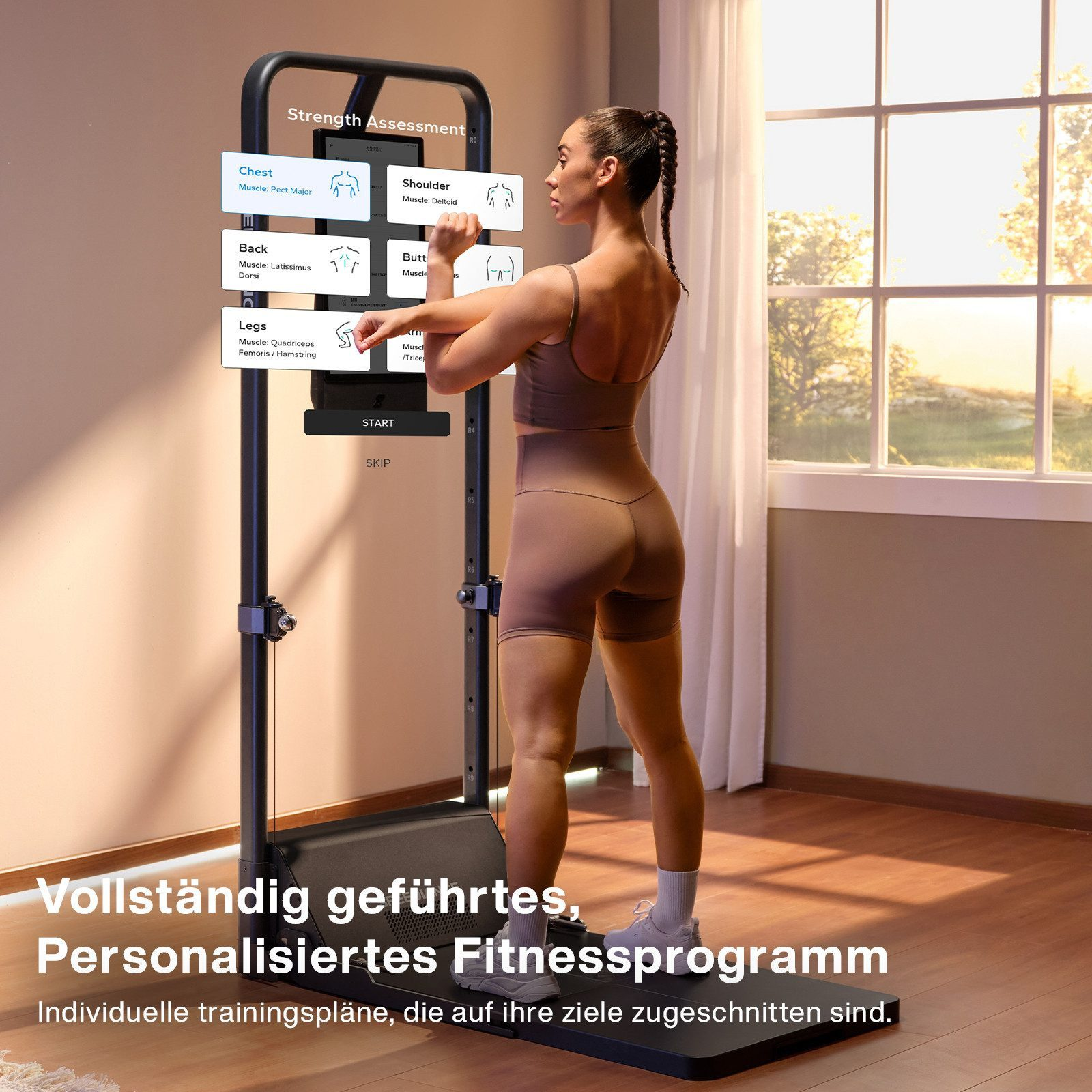 Frau in Sportkleidung dehnt sich an einer Fitness-Assessment-Maschine in der Nähe eines Fensters. Text beschreibt Muskelgruppen.