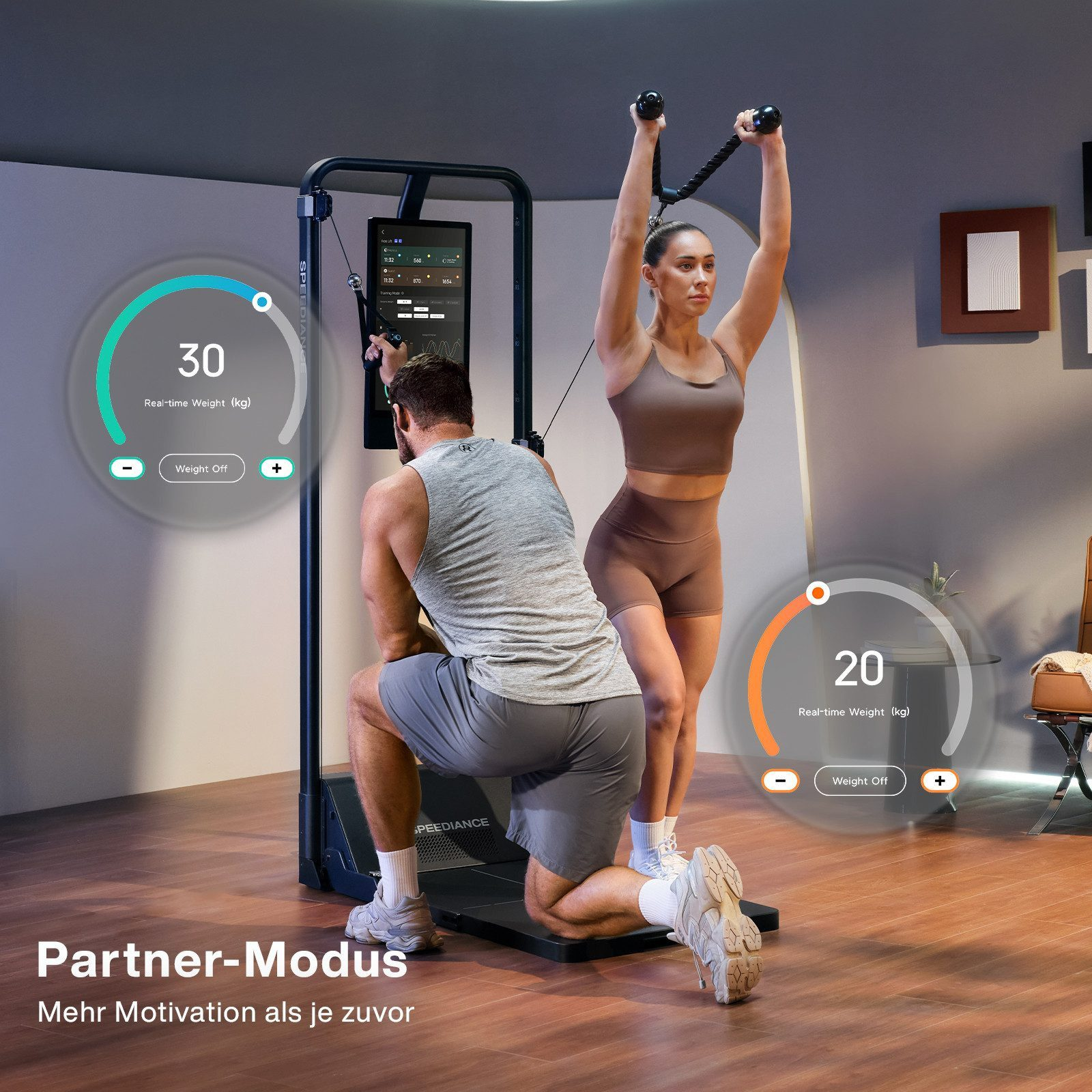 Eine Frau hebt Gewichte mit einer Maschine, ein Mann kniet daneben. Digitale Anzeigen zeigen das Gewicht. Partner-Modus steht unten.