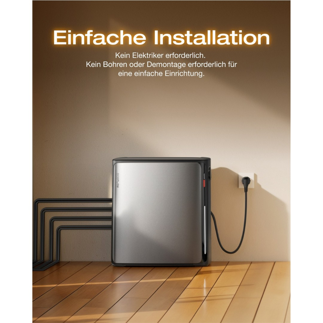 Eine silberne und schwarze Powerstation steht auf einem Holzboden. Ein schwarzes Kabel verbindet sich mit einer Steckdose.