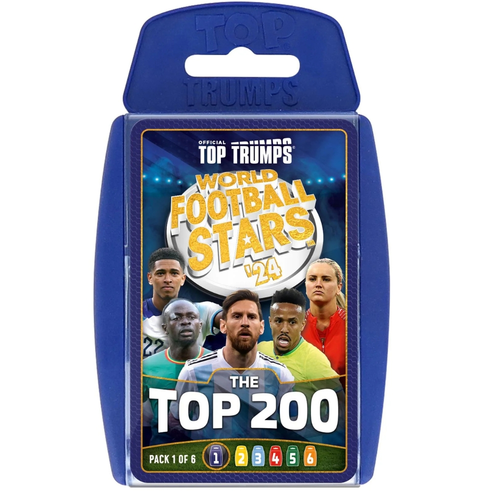 Eine blaue Top-Trumps-Kartenpackung. Die Karte zeigt Fußballstars. Die Packung trägt den Titel World Football Stars 24. Packung 1 von 6.