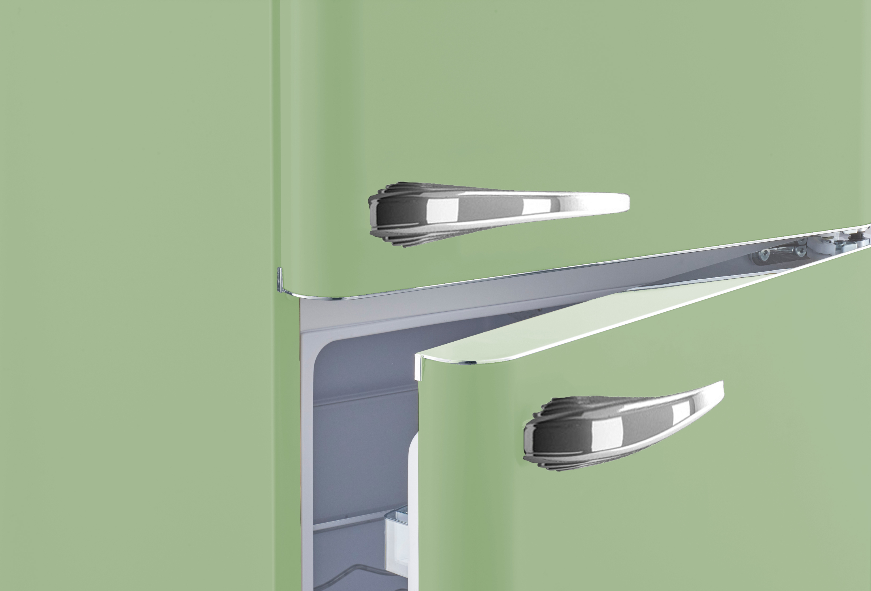 Ein grüner Retro-Kühlschrank mit zwei Türen. Eine Tür ist geöffnet und gibt den Innenraum frei. Glänzende Chromgriffe.