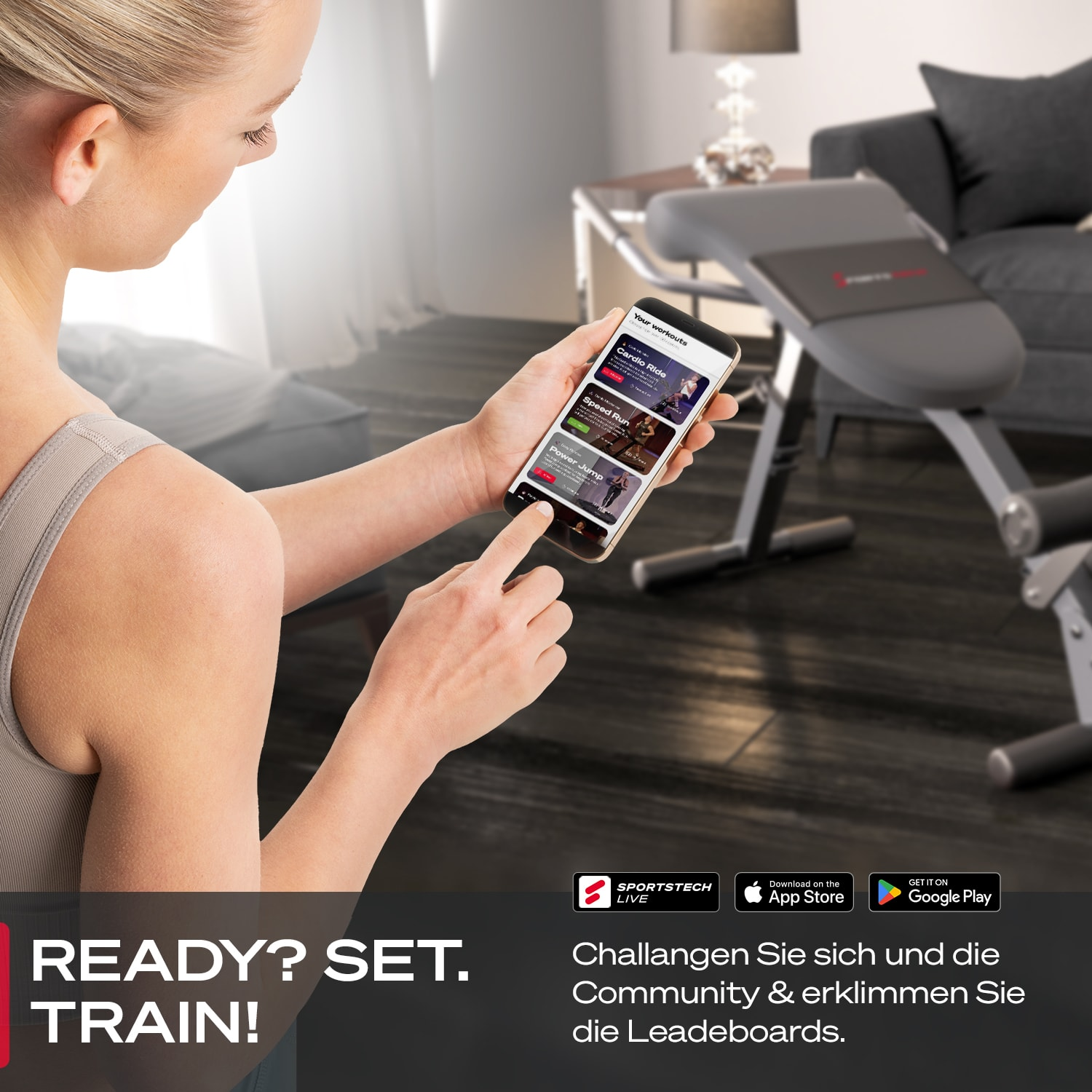 Frau benutzt Telefon mit Workout-App. Hantelbank und Sofa im Hintergrund. Text: 'Ready? Set. Train!'
