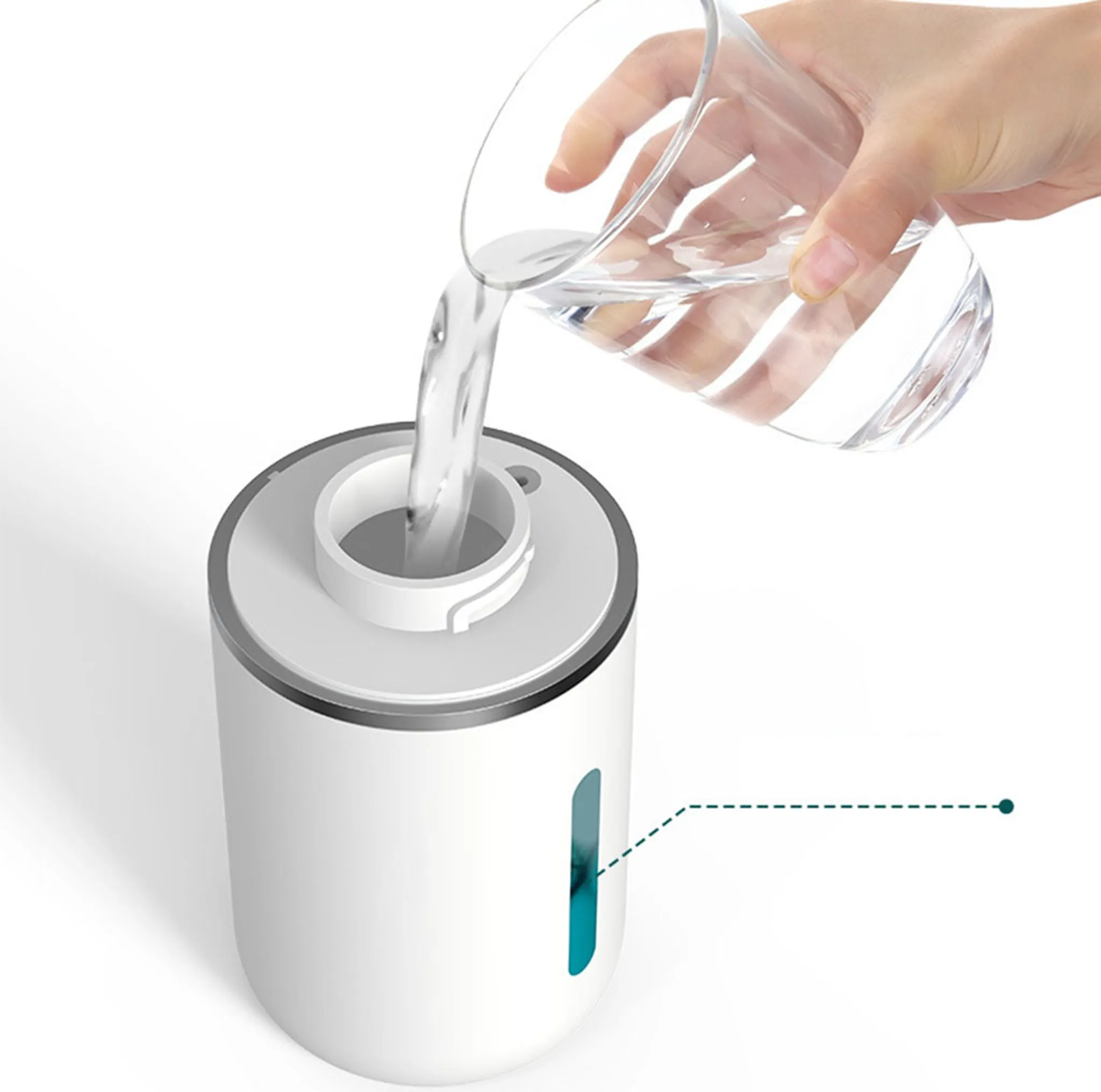 Hand gießt Wasser aus einem Glas in ein weißes zylindrisches Gerät. Das Gerät hat eine blaue Wasserstandsanzeige.
