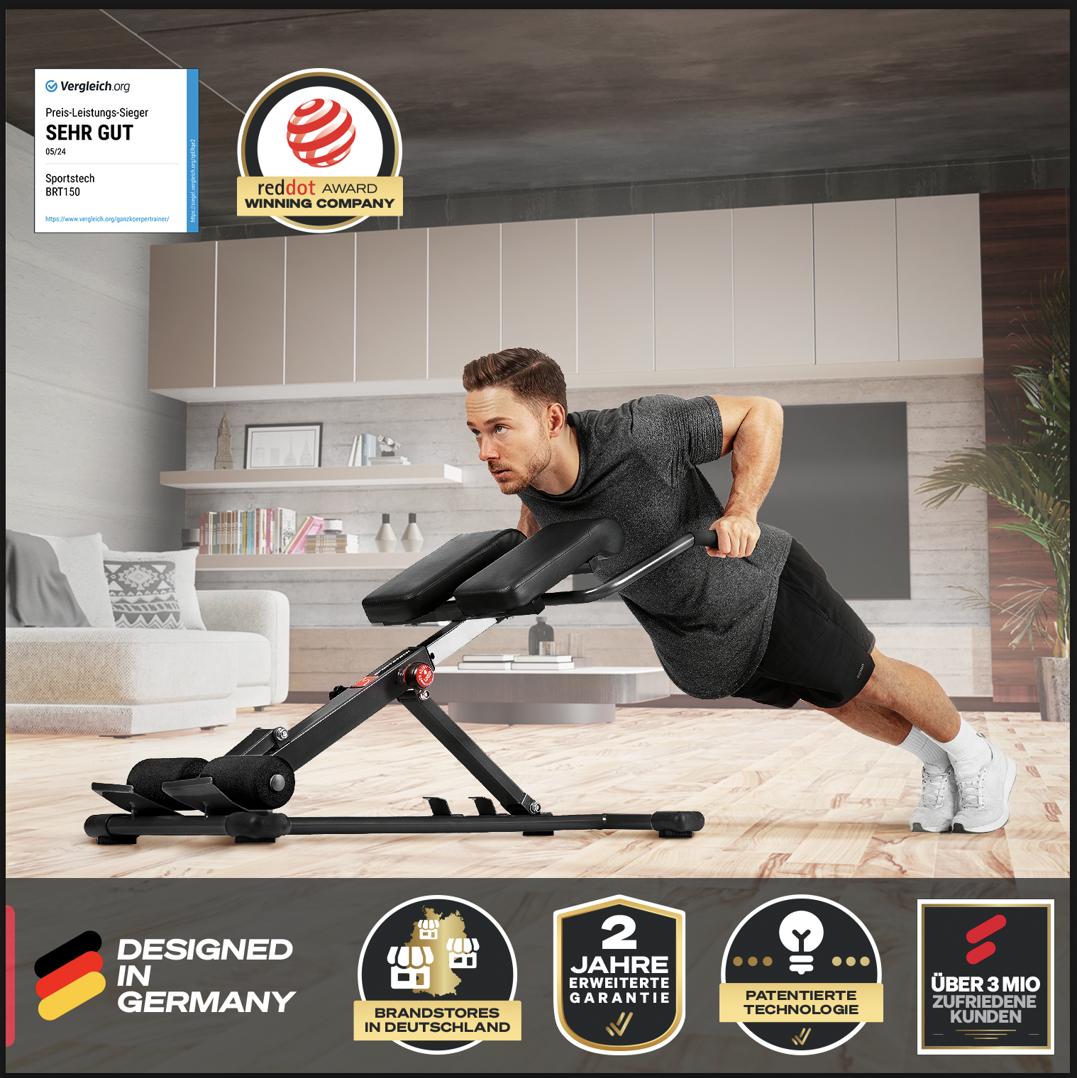 Mann trainiert auf einer schwarz-roten Bank. Im Hintergrund ist ein Wohnzimmer mit Sofa und Auszeichnungen zu sehen.