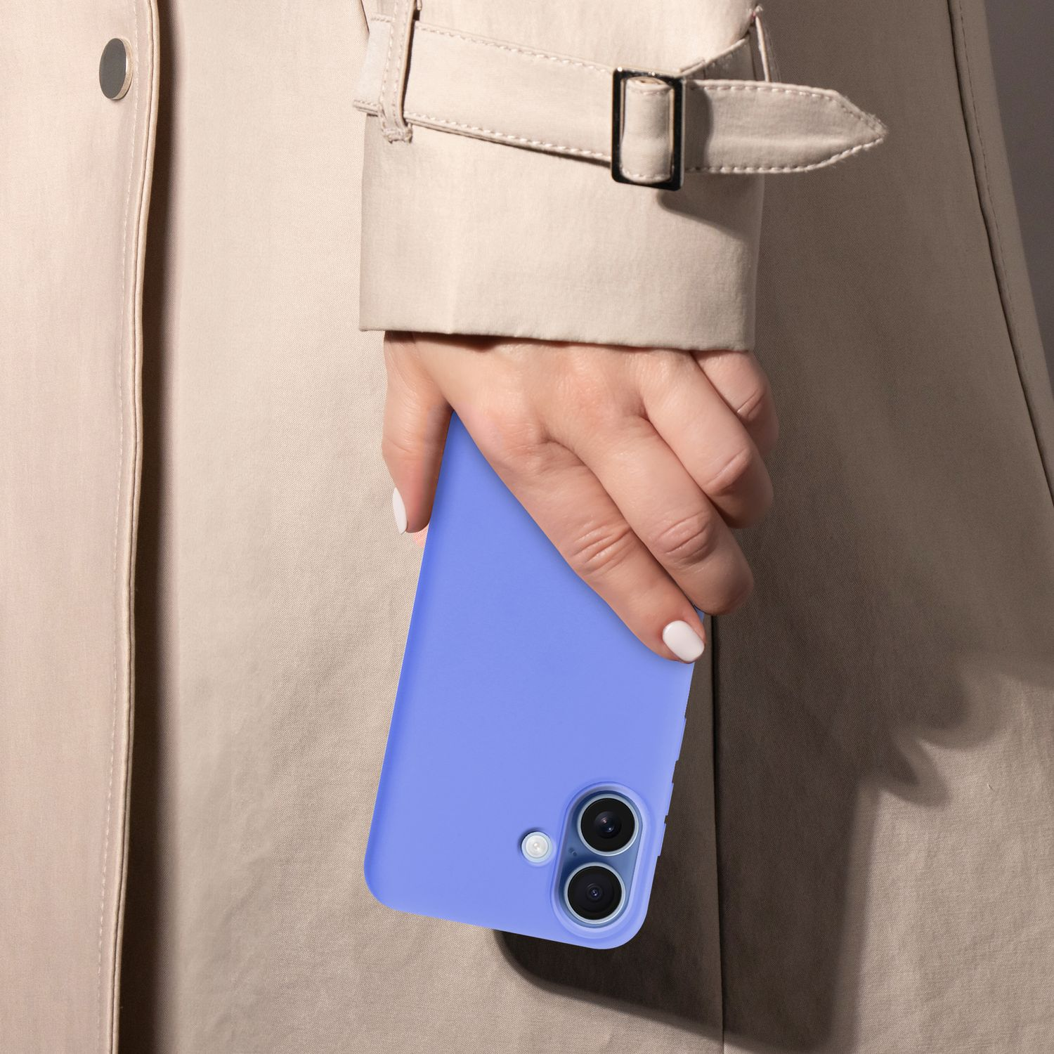 Eine Hand hält eine blaue Handyhülle. Die Hand befindet sich neben einem beigefarbenen Mantel. Weißer Nagellack ist sichtbar.