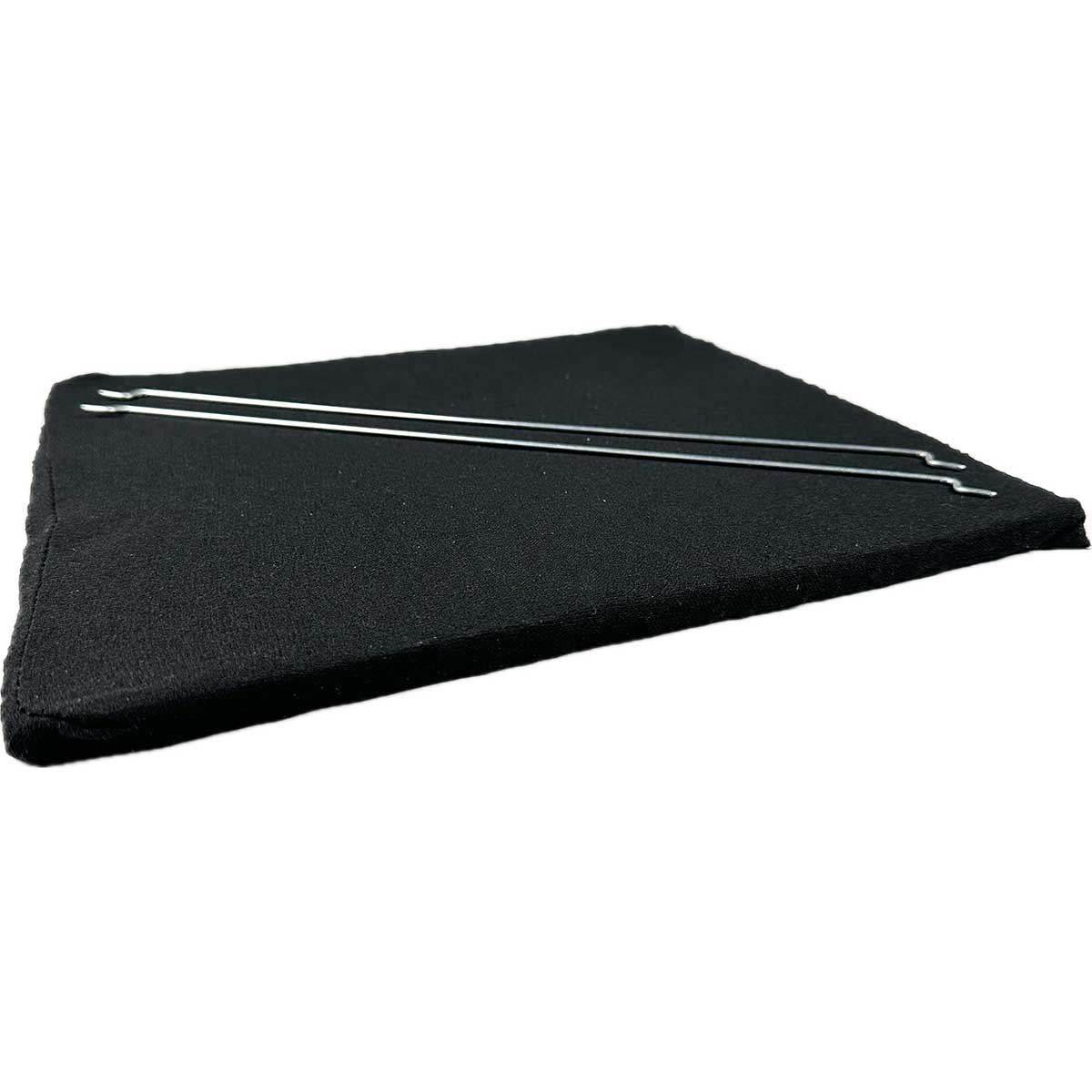 Ein schwarzes, dreieckiges Pad mit zwei silbernen Haarspangen aus Metall auf weißem Hintergrund.