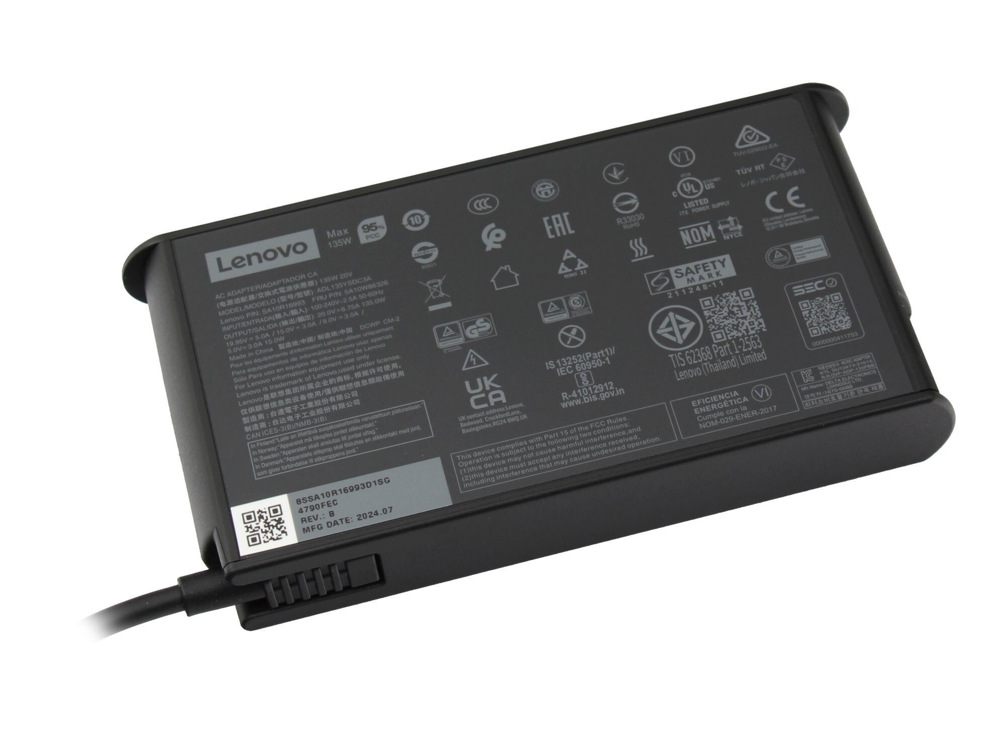 Ein schwarzes Lenovo-Netzteil mit Etiketten und Zertifizierungen, einschließlich Sicherheitszeichen und Stecker.