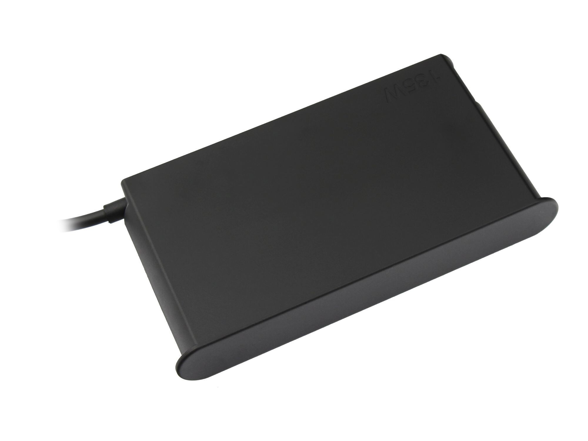 Ein schwarzes 135-W-Netzteil liegt auf einer weißen Oberfläche. Der Adapter hat eine rechteckige Form mit abgerundeten Kanten und einem Kabel.