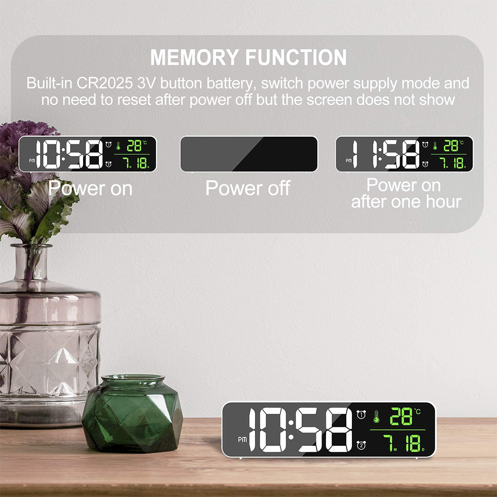 Eine Digitaluhr zeigt Zeit, Temperatur und Datum an. Zeigt Ein- und Aus-Modi. Eine Vase und Dekogl"aser stehen auf dem Tisch.