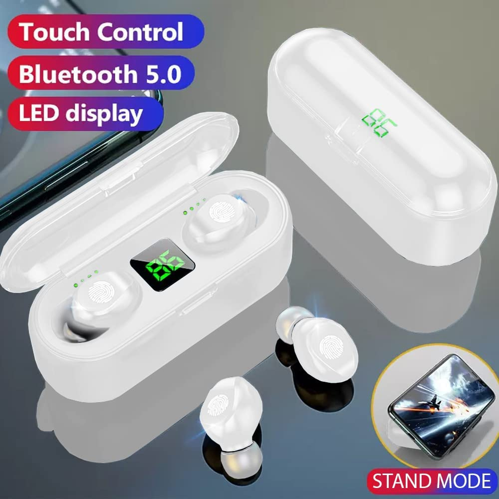 Weiße kabellose Ohrhörer mit Ladecase, die LED-Anzeige und die Texte 'Touch Control', 'Bluetooth 5.0' und 'Stand Mode' zeigen.