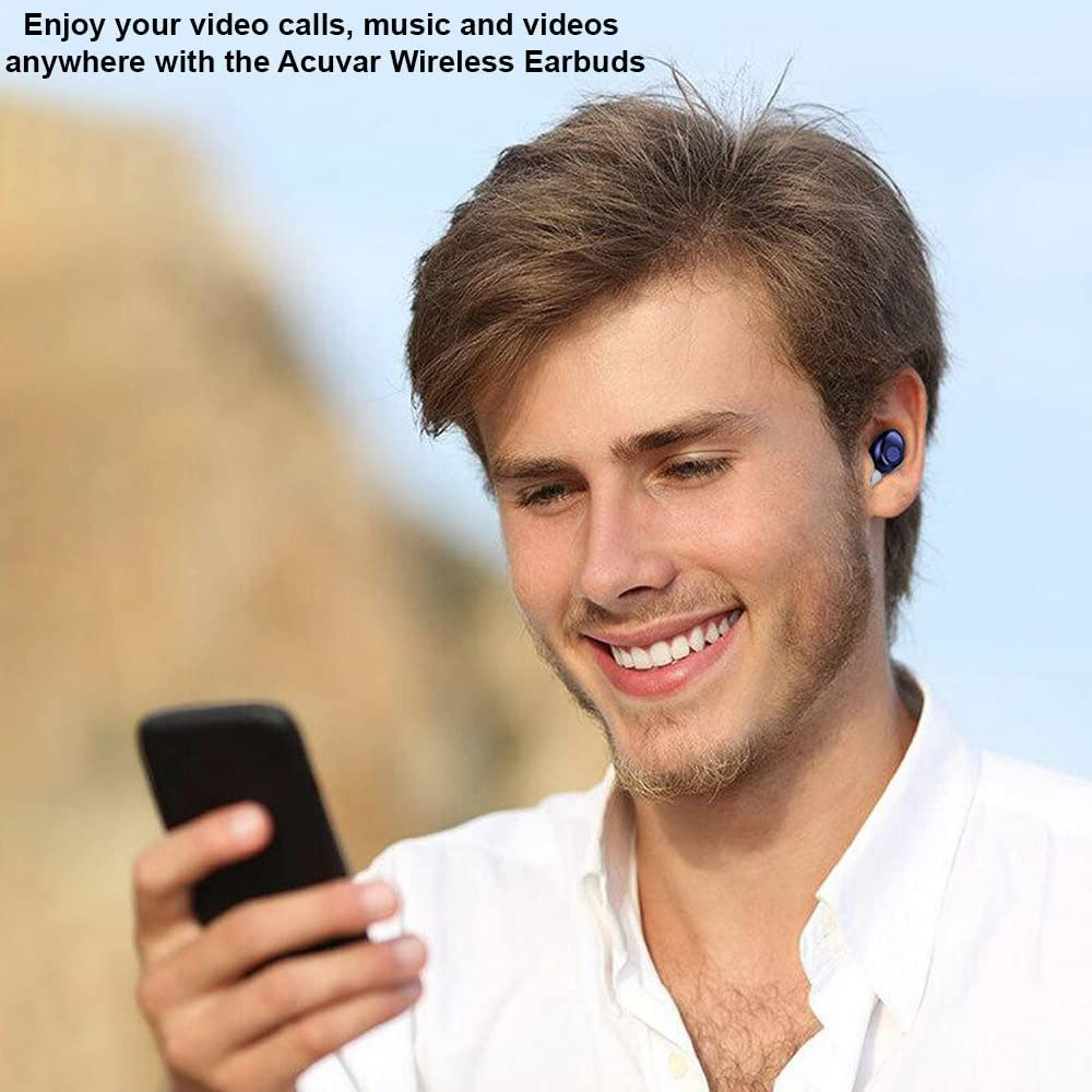 Ein lächelnder Mann mit Ohrhörern hält ein Telefon. Er ist im Freien mit unscharfem Hintergrund und wirbt für kabellose Ohrhörer.