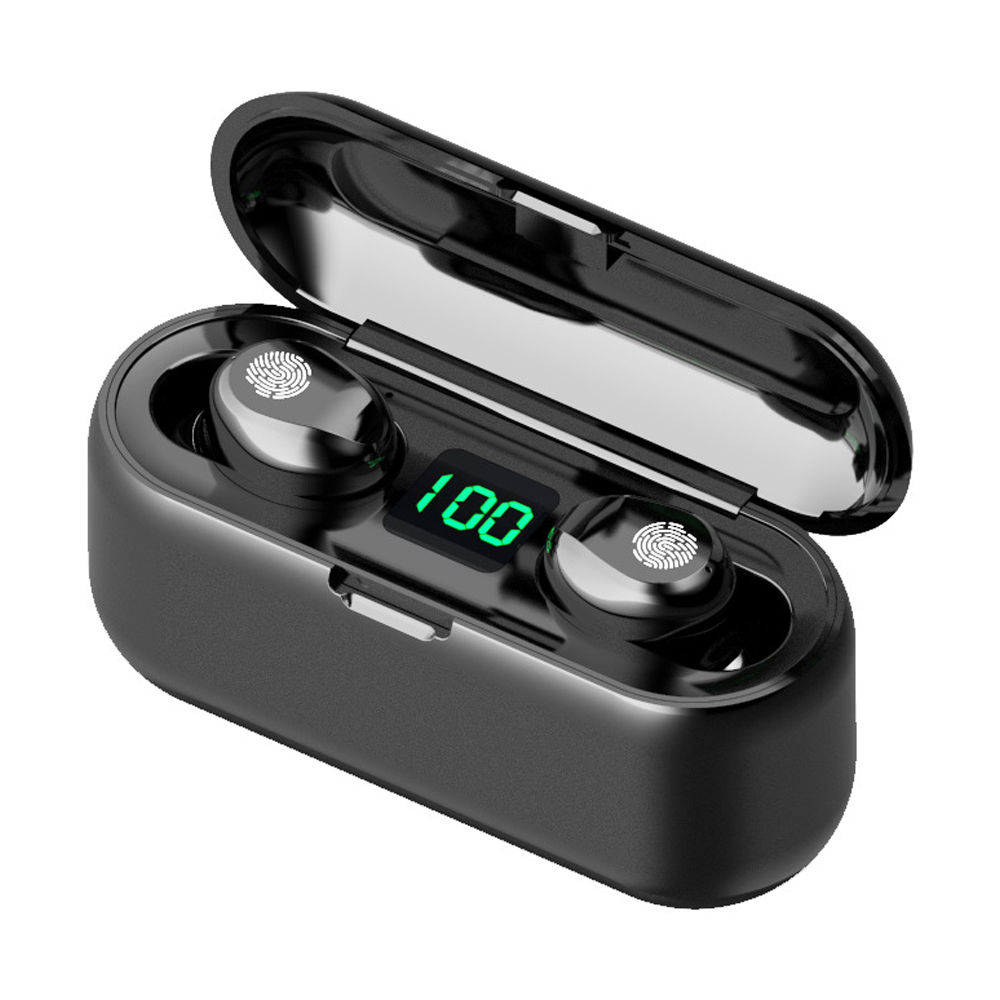 Schwarze kabellose Ohrhörer in einem Ladekoffer mit digitaler Anzeige von 100. Der Deckel ist offen.