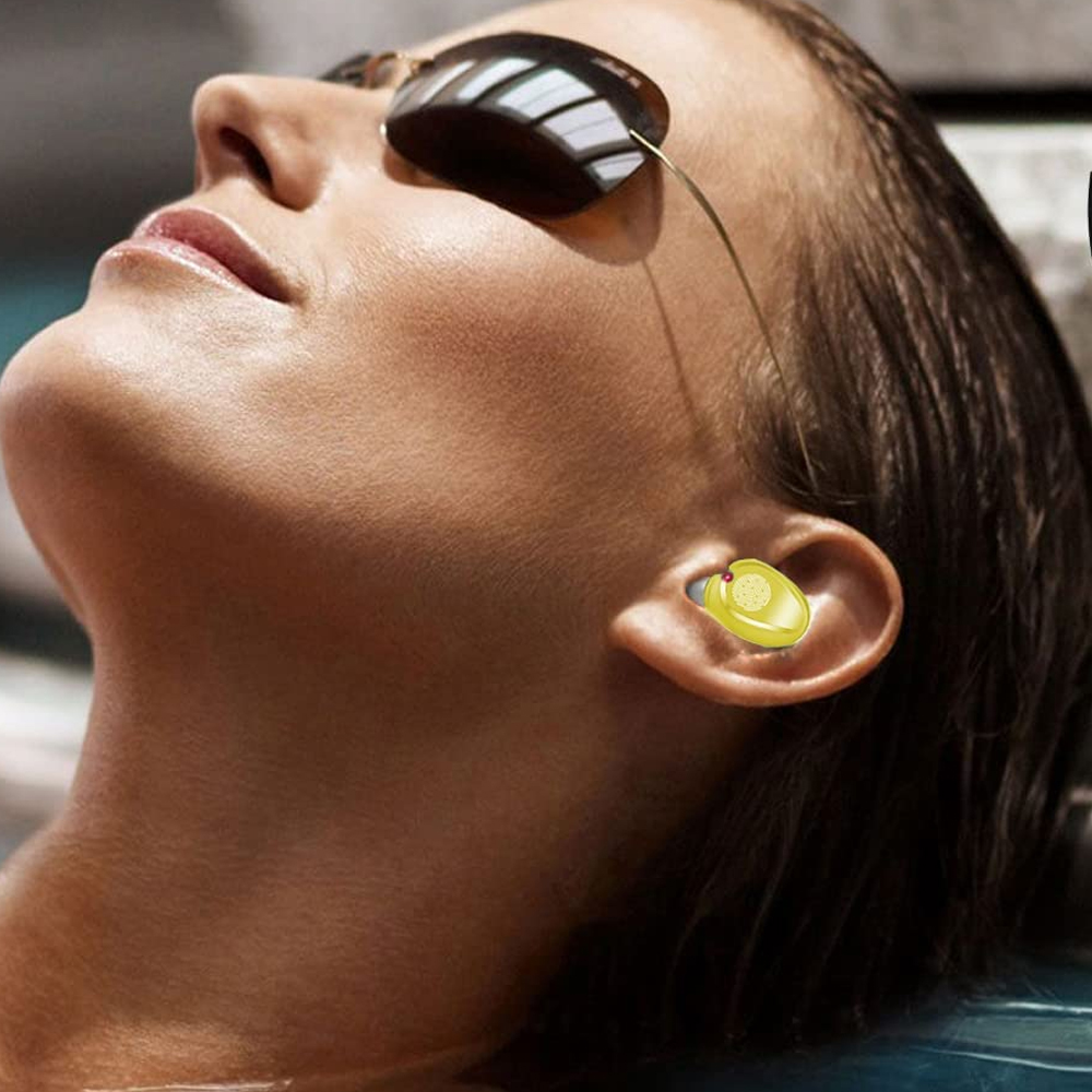 Eine Frau mit Sonnenbrille und einem gelben Ohrhörer blickt nach oben. Sie liegt, der Hintergrund ist verschwommen.