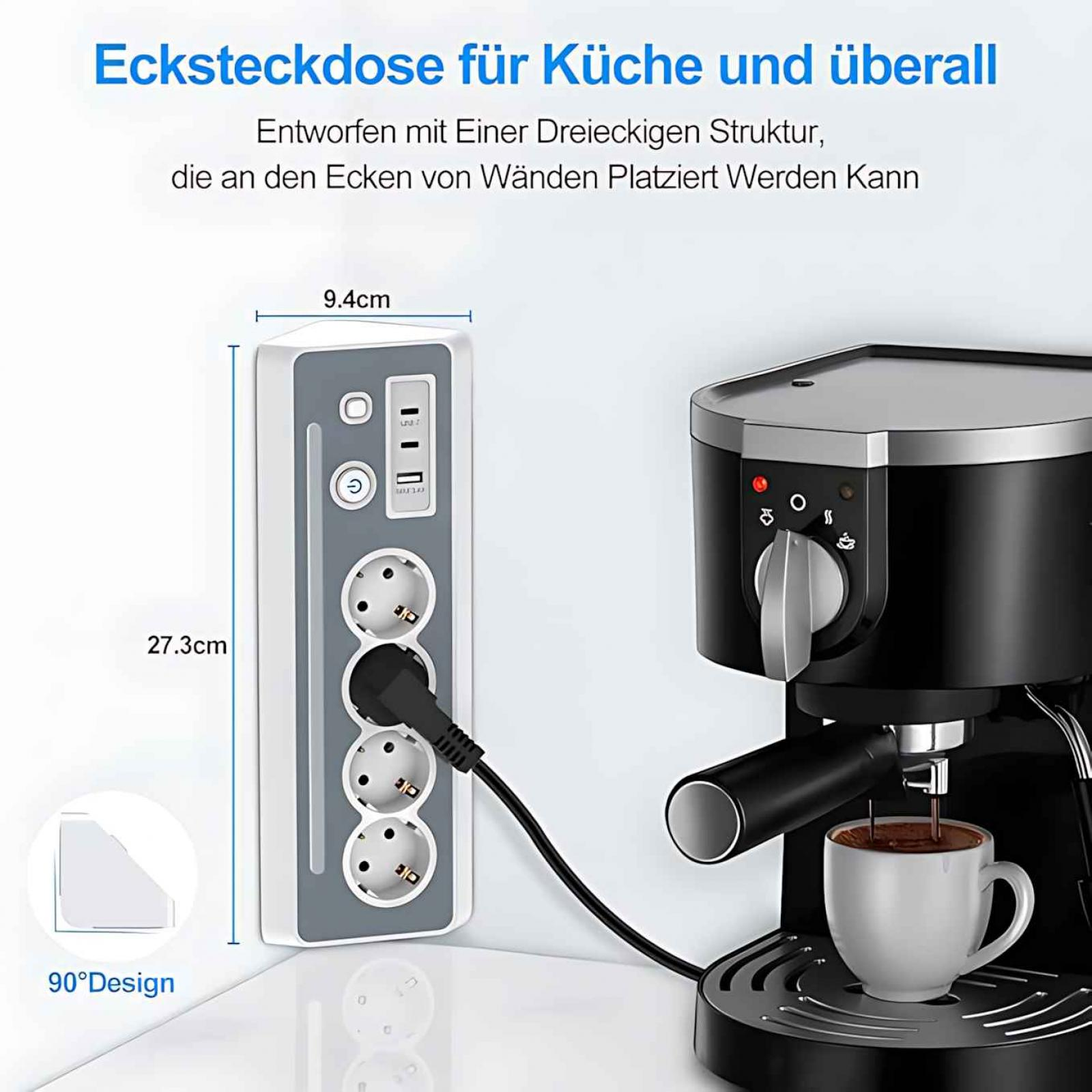 Ein abgewinkelter Stecker mit USB-Anschlüssen und eine Kaffeemaschine, die Kaffee in eine weiße Tasse brüht.
