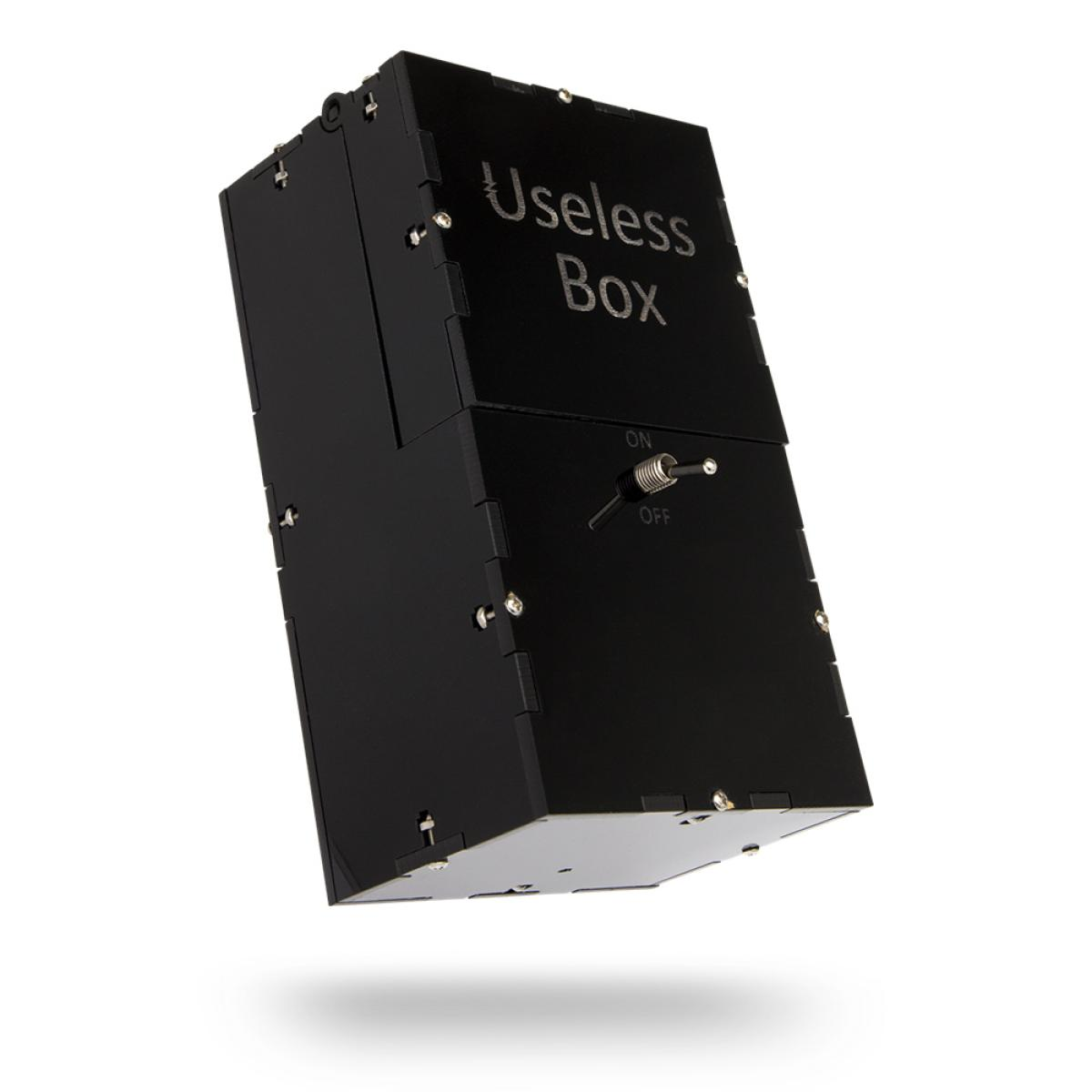 Een zwarte 'Useless Box' met een aan/uit-schakelaar. De doos is schuin, met de woorden 'Useless Box' zichtbaar. De achtergrond is wit.