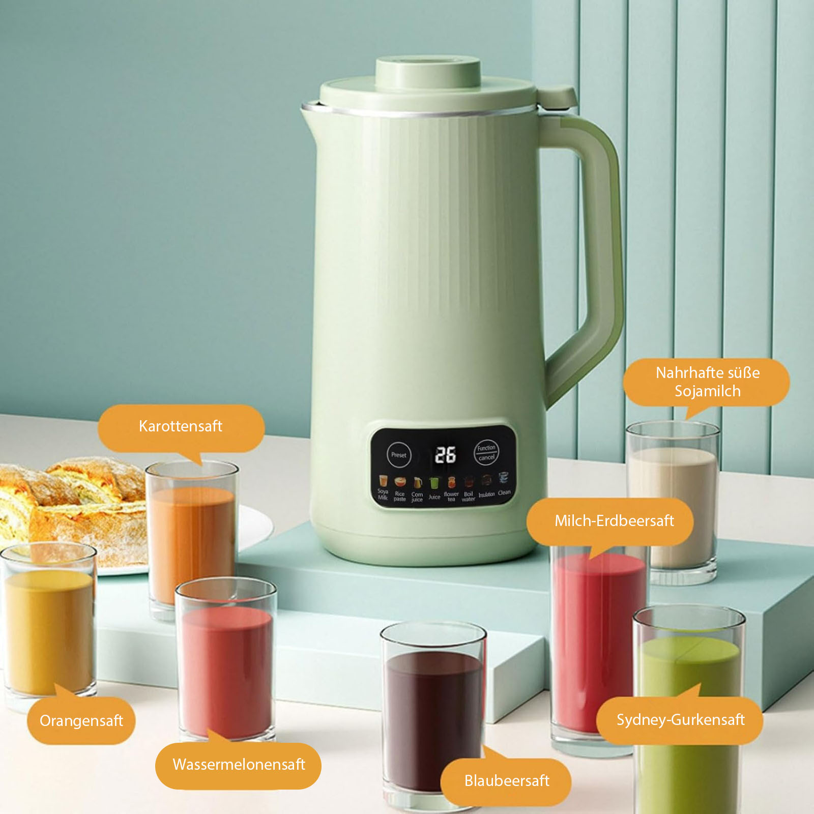 Ein elektrischer Entsafter mit Gläsern Saft: Orange, Karotte, Wassermelone, Blaubeere, Erdbeere, Sojamilch und Gurke.