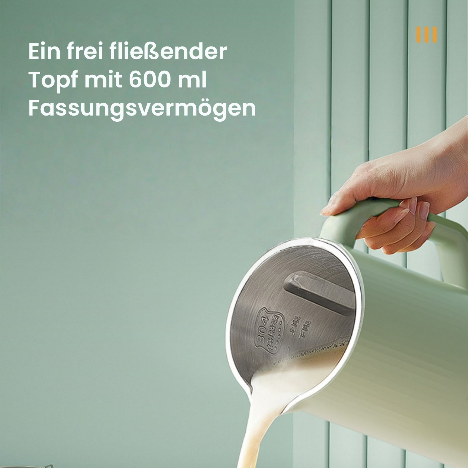Eine Person gießt Flüssigkeit aus einem grünen Krug. Der Krug ist mit Text beschriftet. Der Hintergrund ist grün.