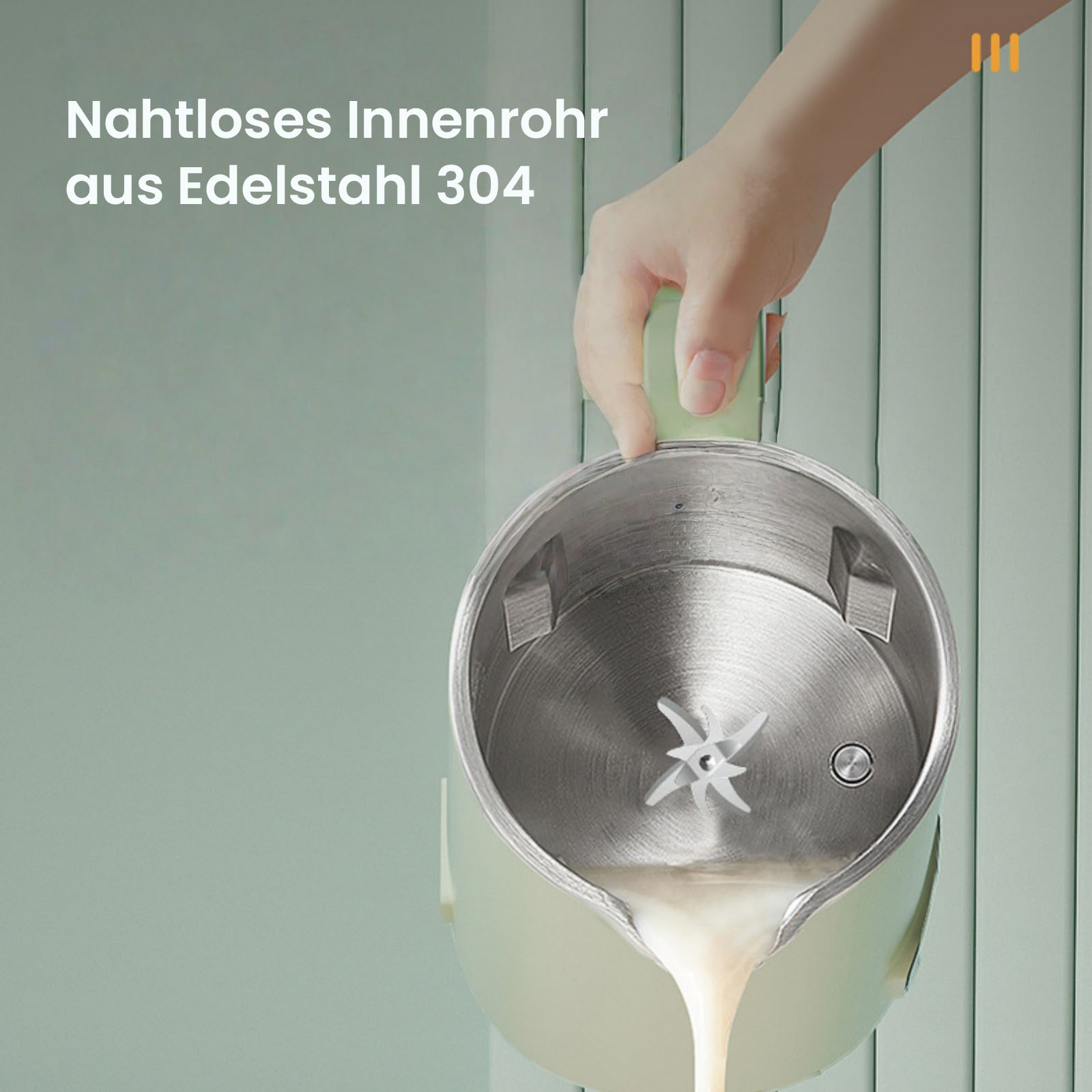 Eine Hand gießt eine weiße Flüssigkeit aus einem Edelstahlgerät. Der Hintergrund ist eine hellgrüne Wand.