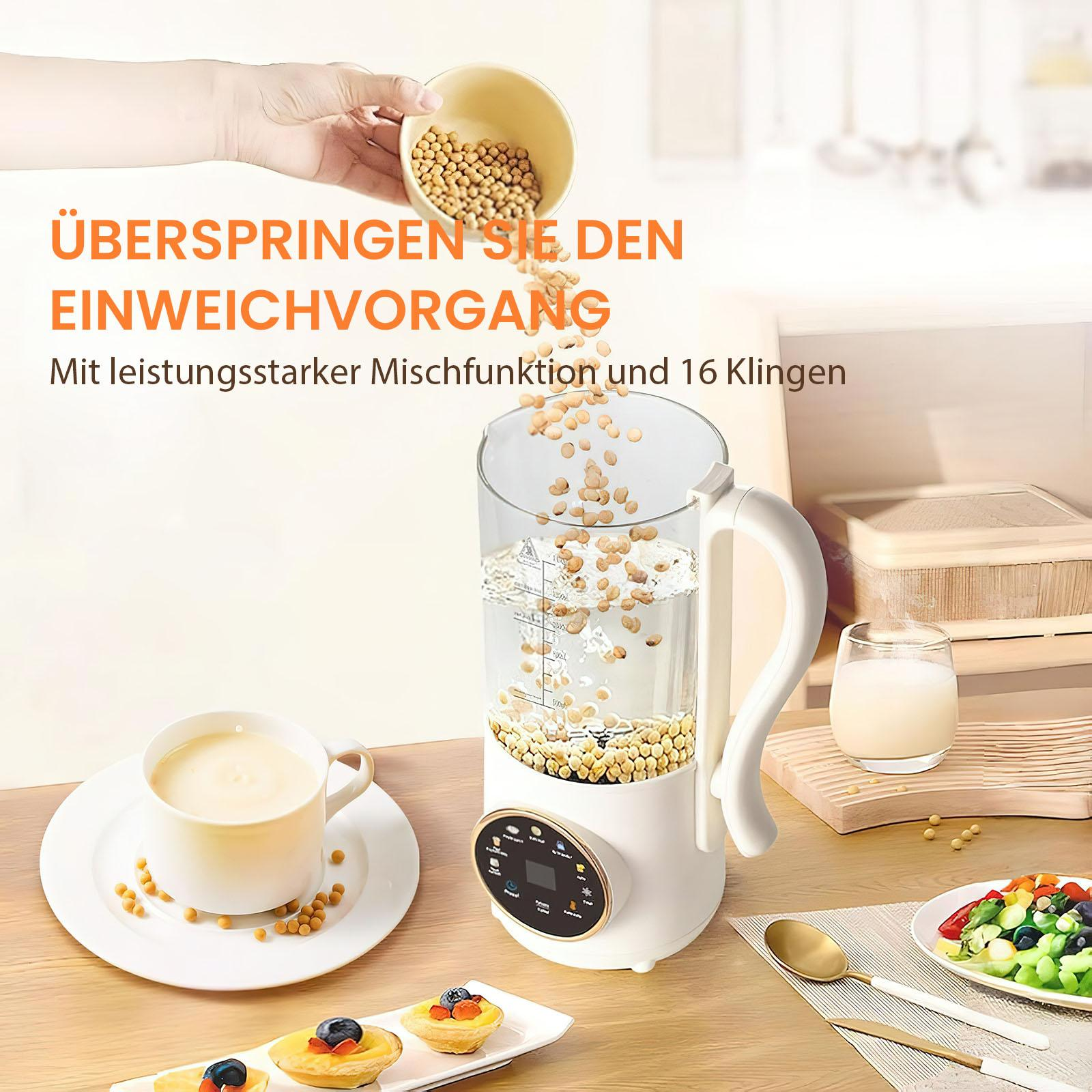 Eine Sojamilchmaschine, in die Bohnen gegossen werden. Eine Tasse Sojamilch, Gebäck und Gemüse sind ebenfalls vorhanden.