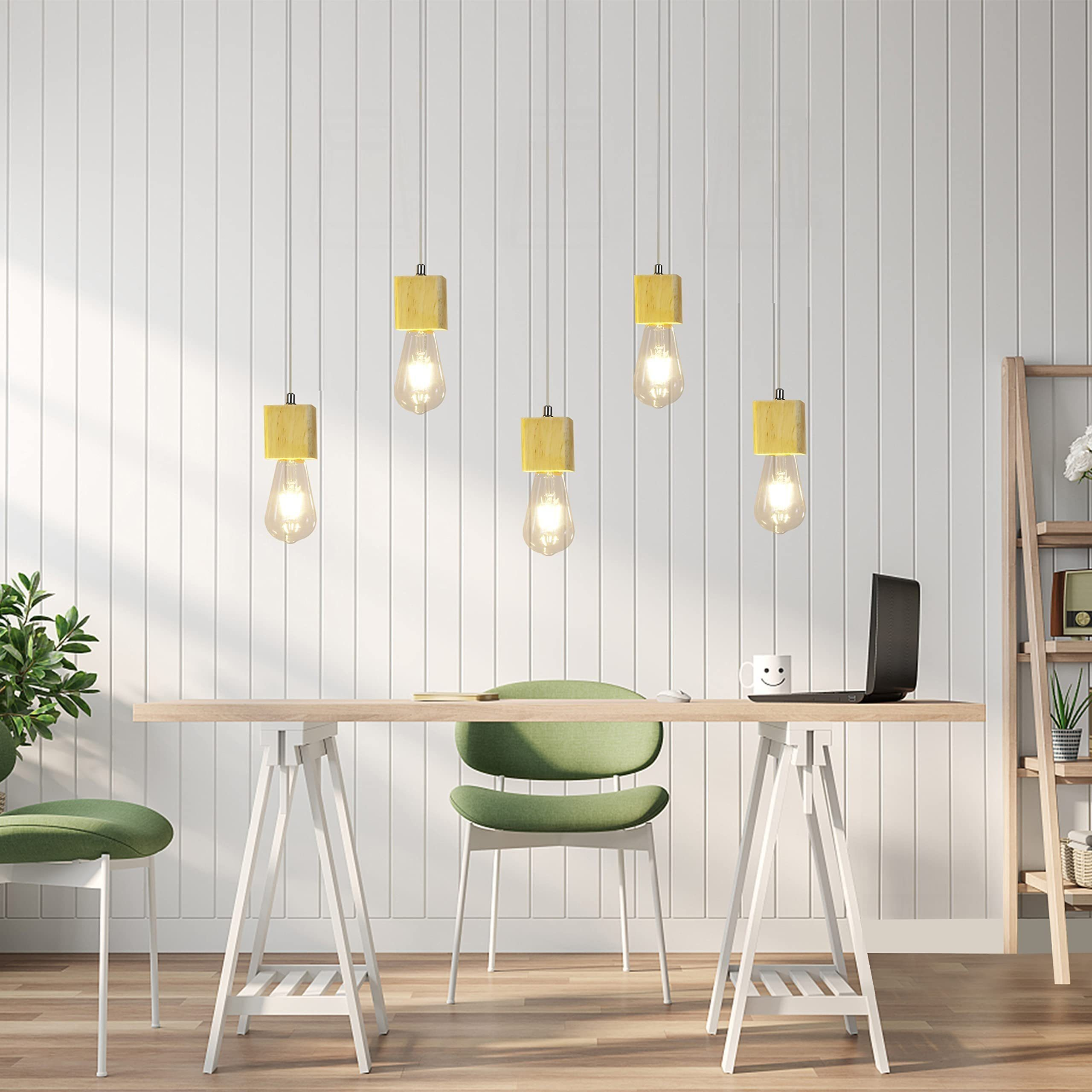 Ein Büro mit Hängelampen, Schreibtisch, Stuhl, Laptop und Holzregal. Weiße Wand und Boden.