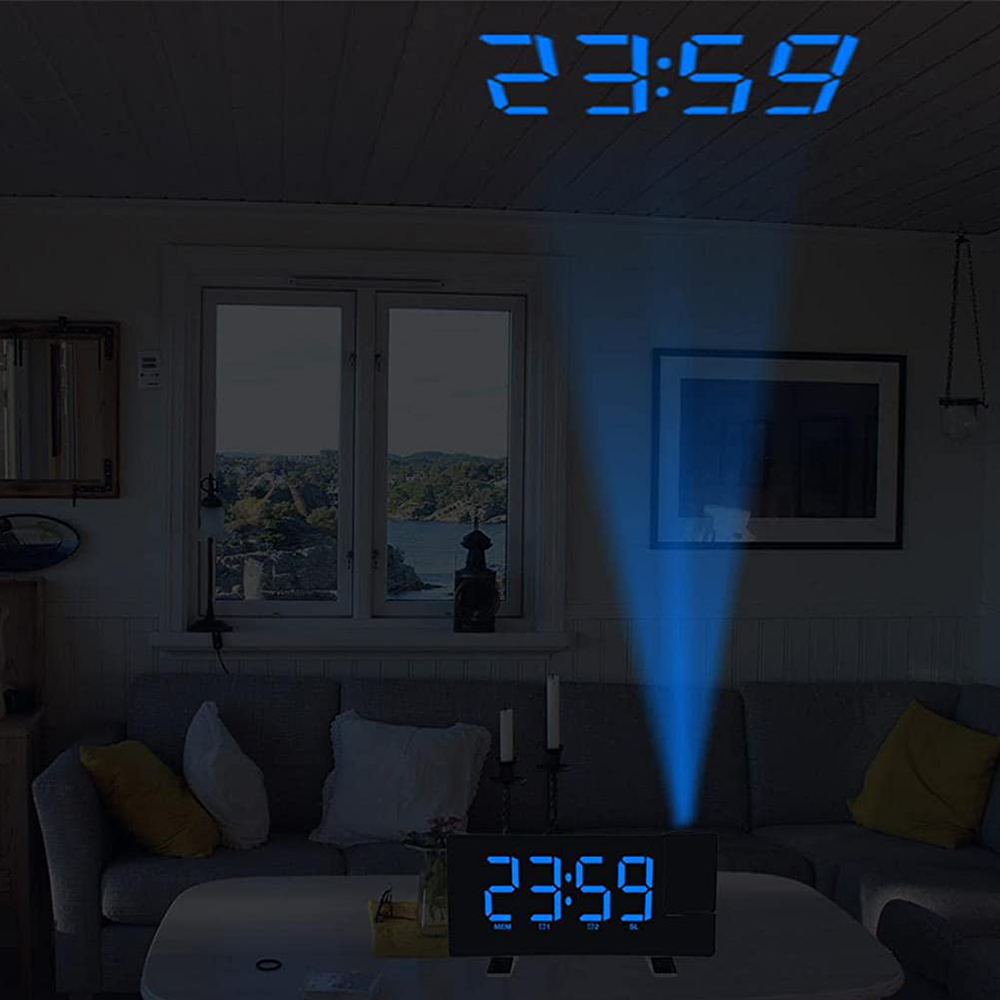 Ein Raum mit einer Digitaluhr, die 23:59 anzeigt. Ein Projektor wirft die Zeit an die Decke. Sofa, Tisch und Fenster sind ebenfalls sichtbar.