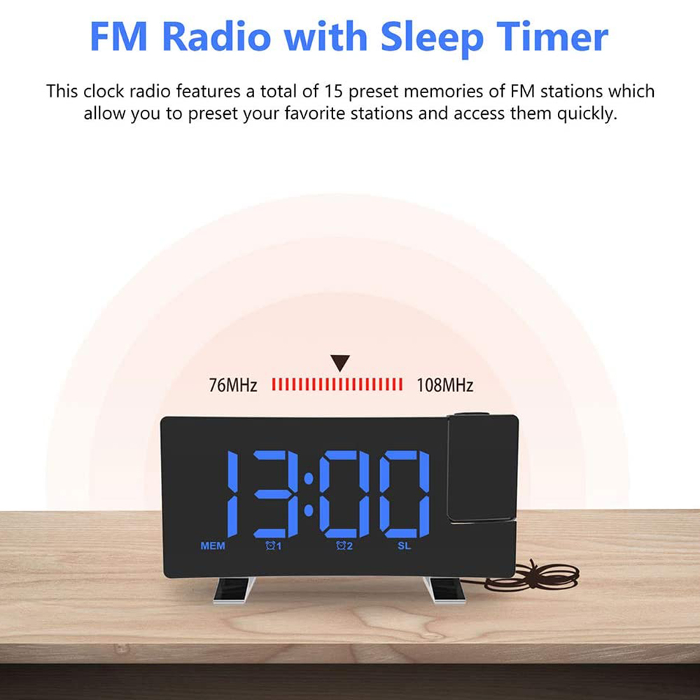 Schwarze UKW-Radiouhr mit blauen Ziffern, die 13:00 anzeigen. Sie hat einen Sleep-Timer und Radiofrequenzanzeigen. Sie steht auf einer Holzoberfläche.