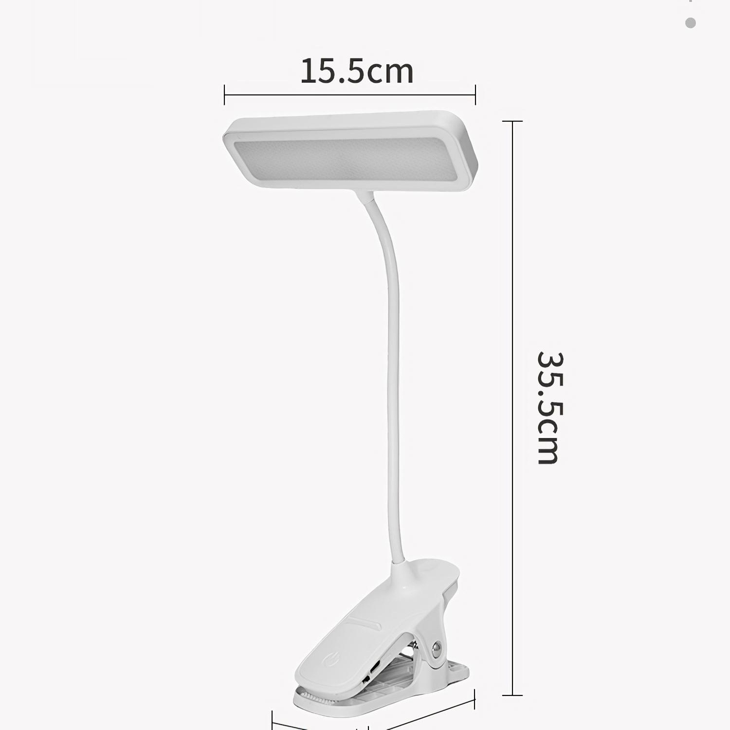 Eine weiße LED-Schreibtischlampe mit Clip. Sie hat ein rechteckiges Licht, einen flexiblen Arm und einen Clip-Fuß. Abmessungen angegeben.