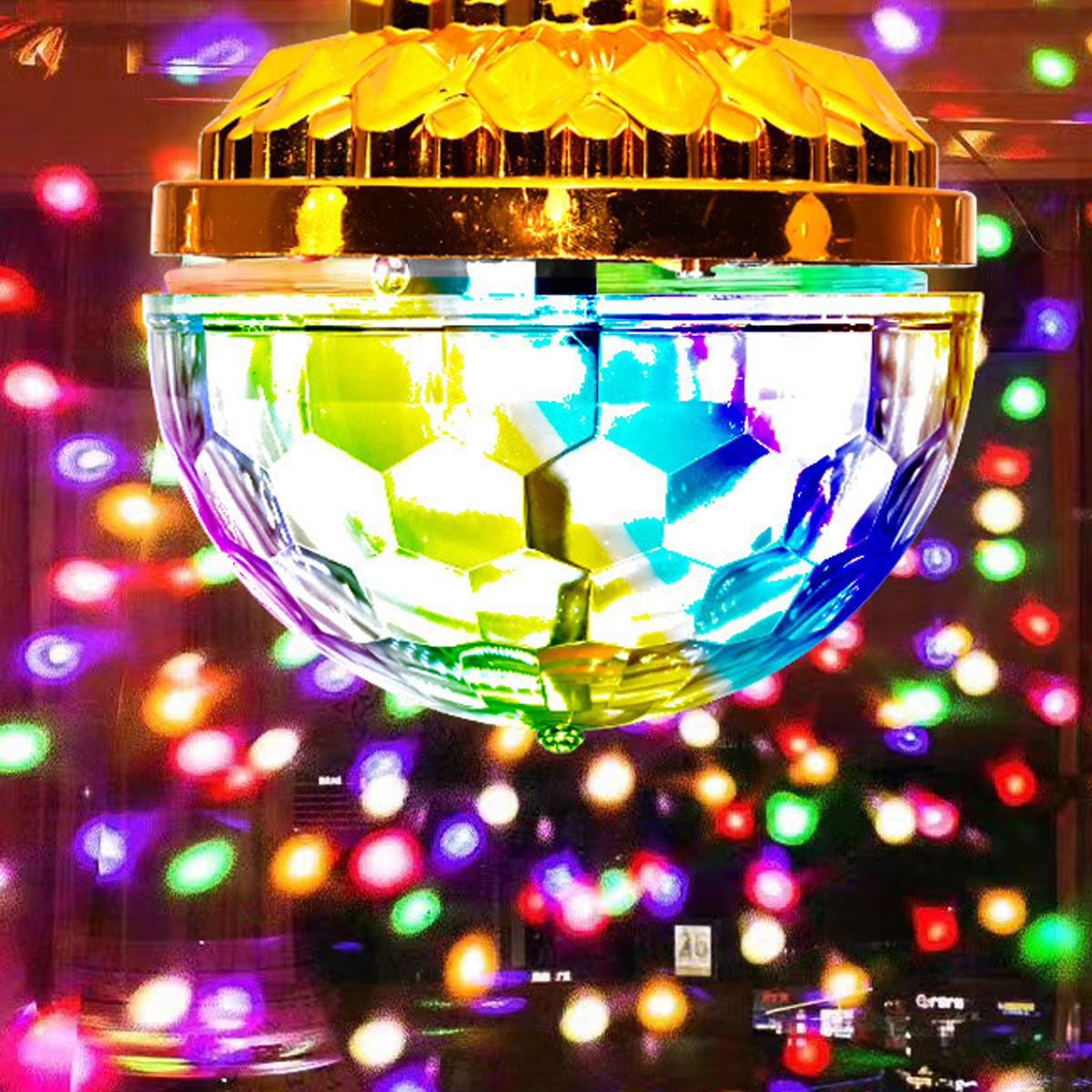 Eine Discokugel hängt und reflektiert bunte Lichter. Die Kugel ist von einer goldenen Halterung und einem Hintergrund mit bunten Lichtern umgeben.
