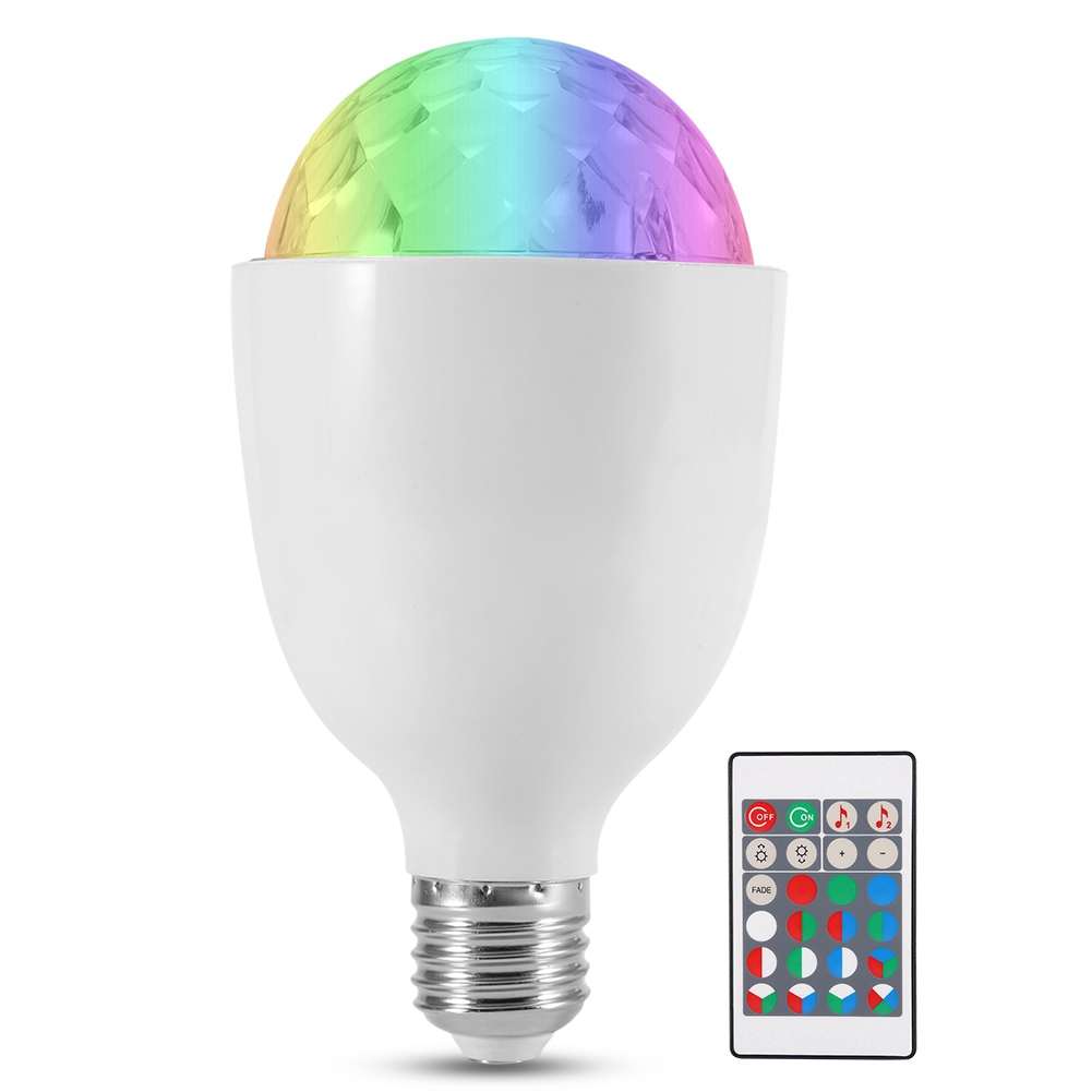 Eine weiße LED-Glühbirne mit einem Regenbogen-farbenen Disco-Kugel-Aufsatz und einer Fernbedienung.