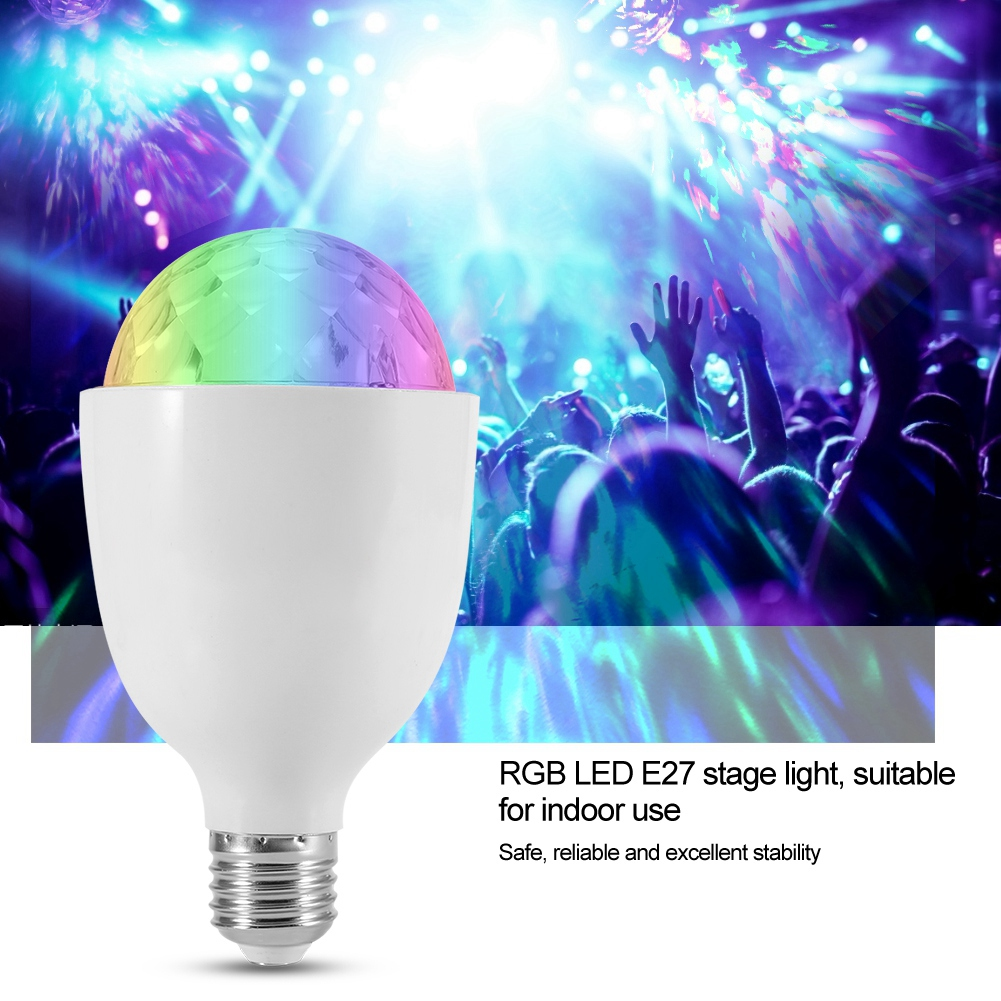 Ein weißes RGB-LED-Bühnenlicht mit buntem Discokugel-Aufsatz. Im Hintergrund befindet sich ein Publikum unter Bühnenlichtern.