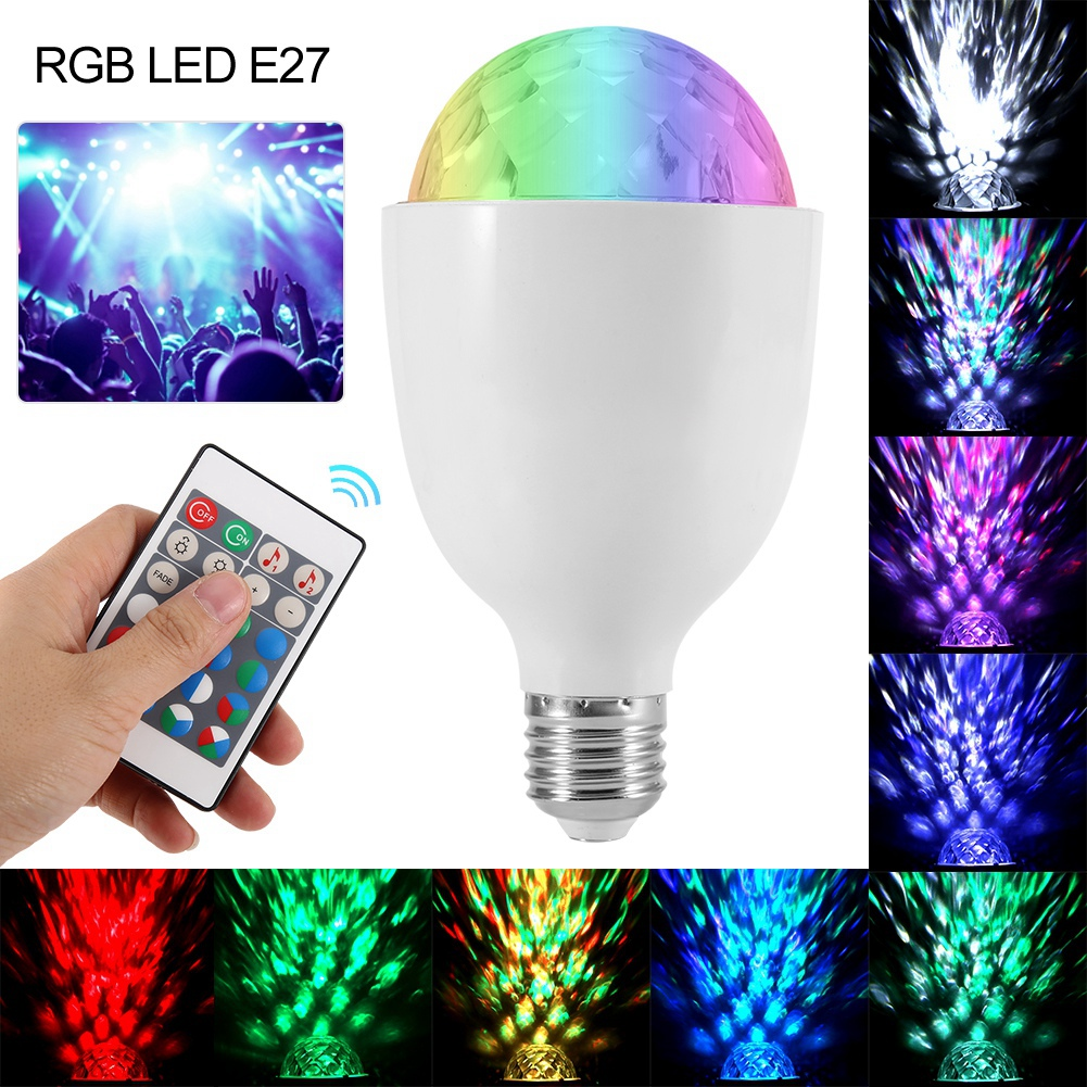 Eine Discokugellampe mit Fernbedienung. Das Licht hat eine farbenfrohe Kuppel und einen weißen Sockel. Eine Hand hält die Fernbedienung.
