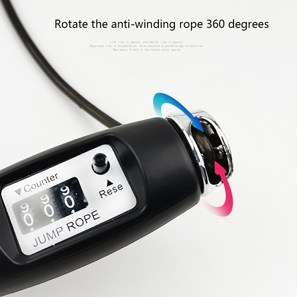 Nahaufnahme eines schwarzen Springseilgriffs mit Zähler, der '000' anzeigt. Blaue und rosa Pfeile zeigen die Drehung an. Text enthält 'JUMP ROPE'.