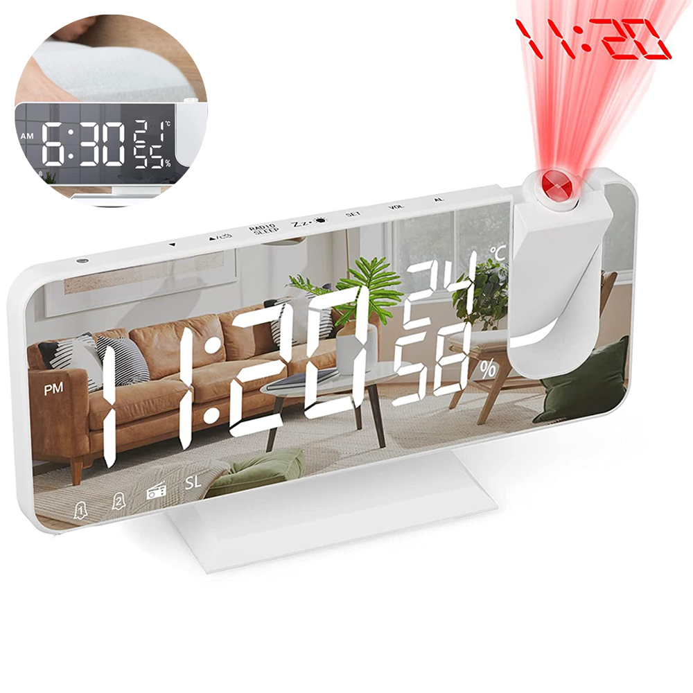 Weißer digitaler Wecker mit Zeitprojektion. Die angezeigte Zeit ist 11:20 Uhr. Die Uhr spiegelt einen Raum mit Sofa und Tisch wider.