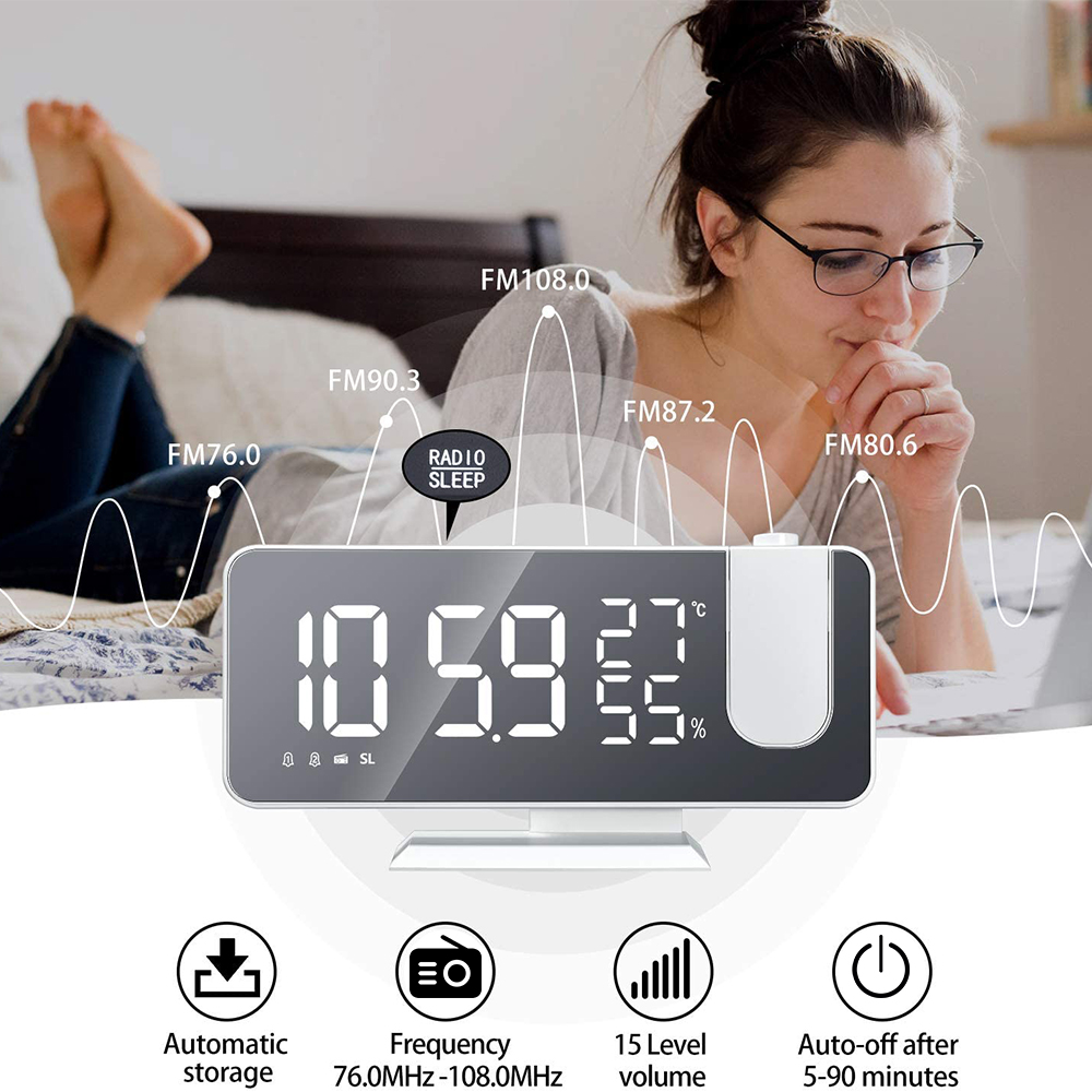 Eine Frau im Bett mit einem Wecker. Zeigt Zeit, Temperatur und Radiofrequenzen an. Symbole zeigen Funktionen wie Abschaltautomatik und Lautstärke.