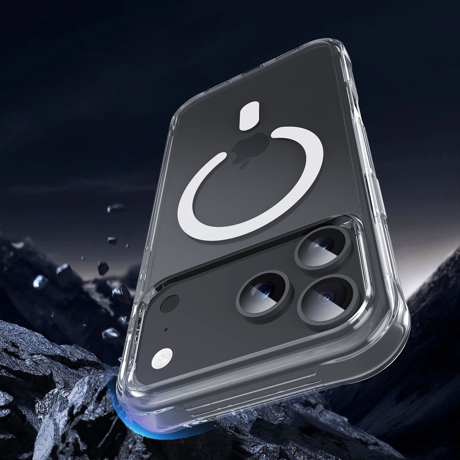 Transparente Handyhülle mit weißem Apple-Logo, über Felsen schwebend. Die Hülle hat eine Kamera mit drei Objektiven und Blitz.