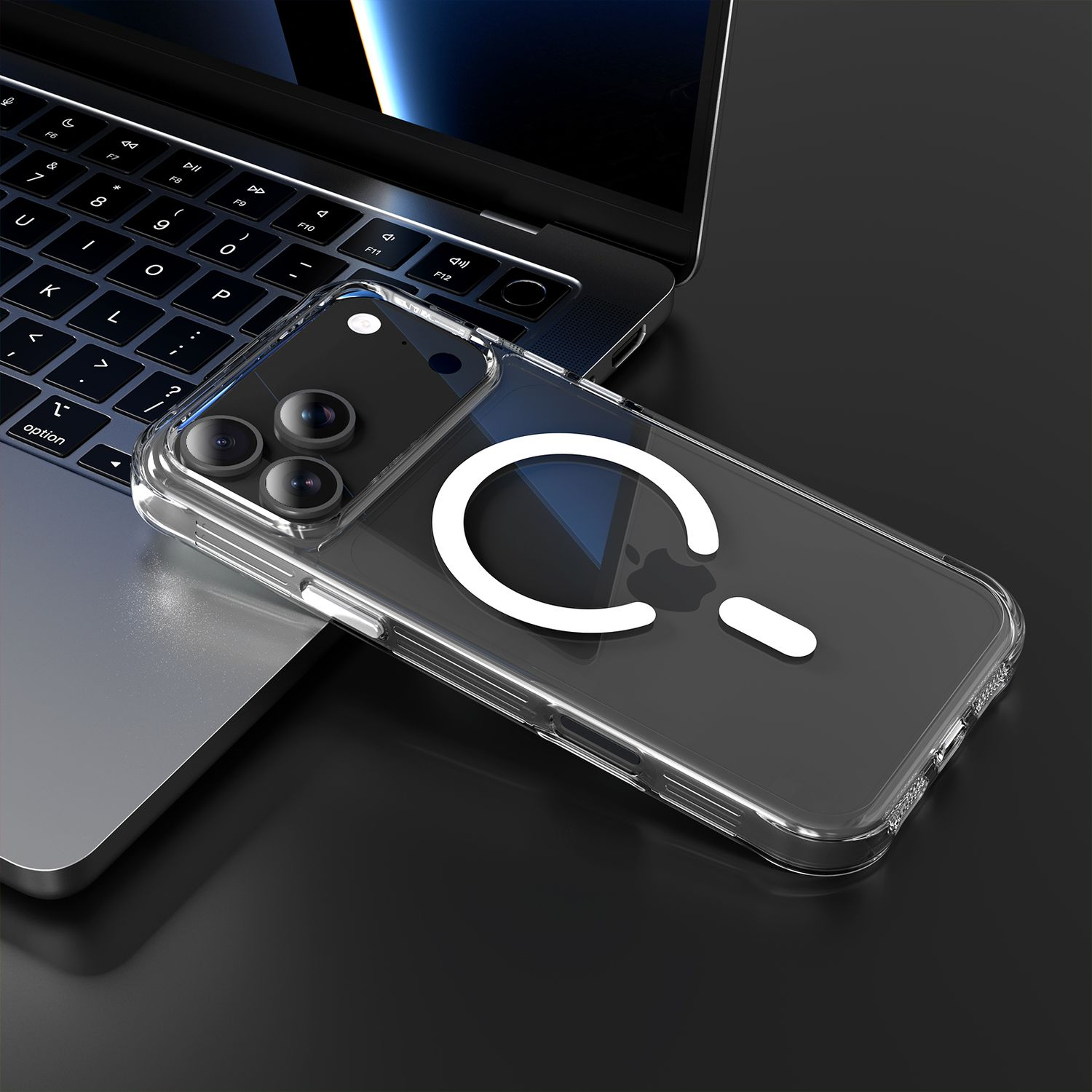 Eine transparente Handyhülle mit weißem Design liegt auf einer Laptop-Tastatur. Die Hülle liegt auf einer schwarzen Oberfläche, der Laptop ist geöffnet.