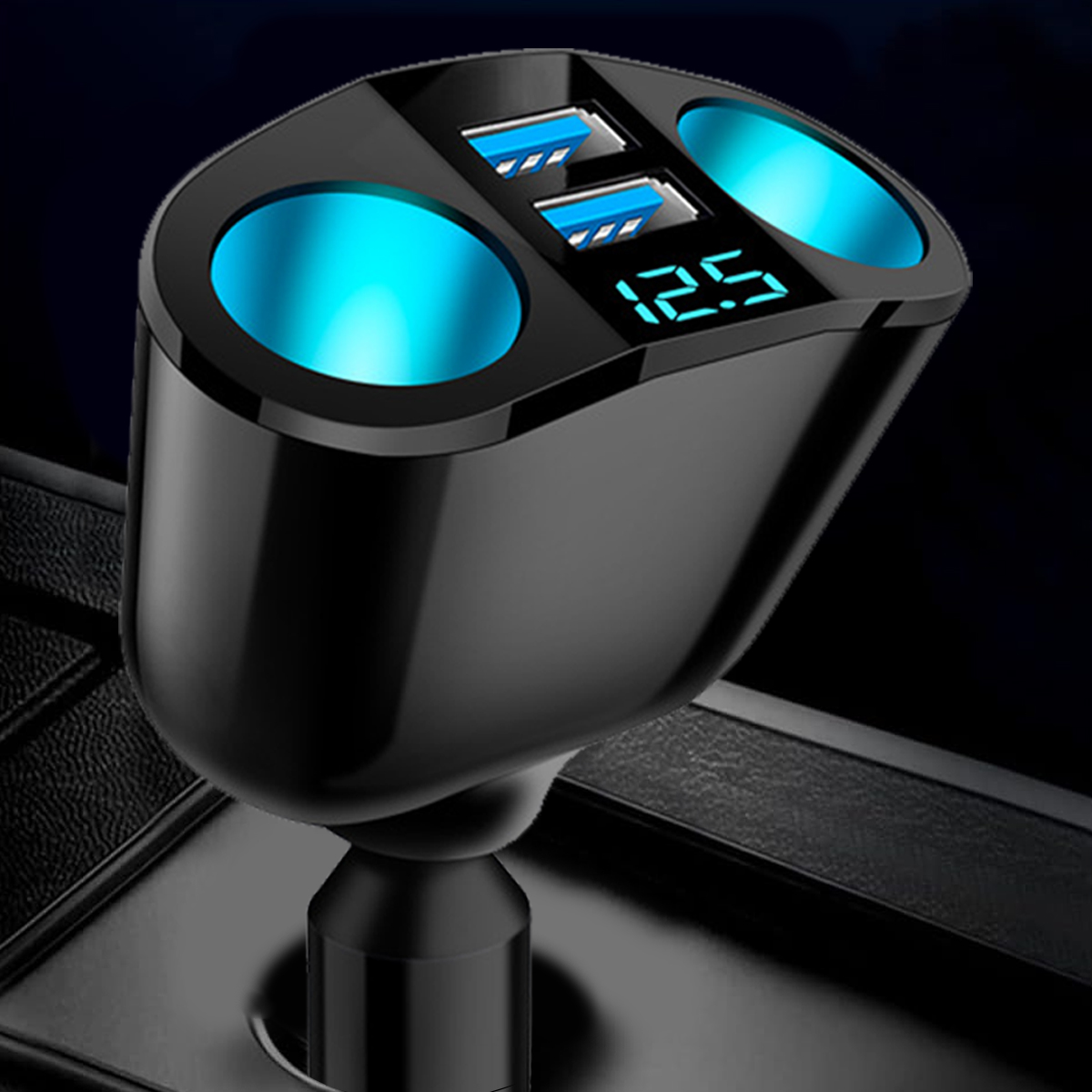 Ein schwarzes Autoladegerät mit zwei USB-Anschlüssen und einem Digitaldisplay mit 12,5. Hat blaue Lichteffekte.
