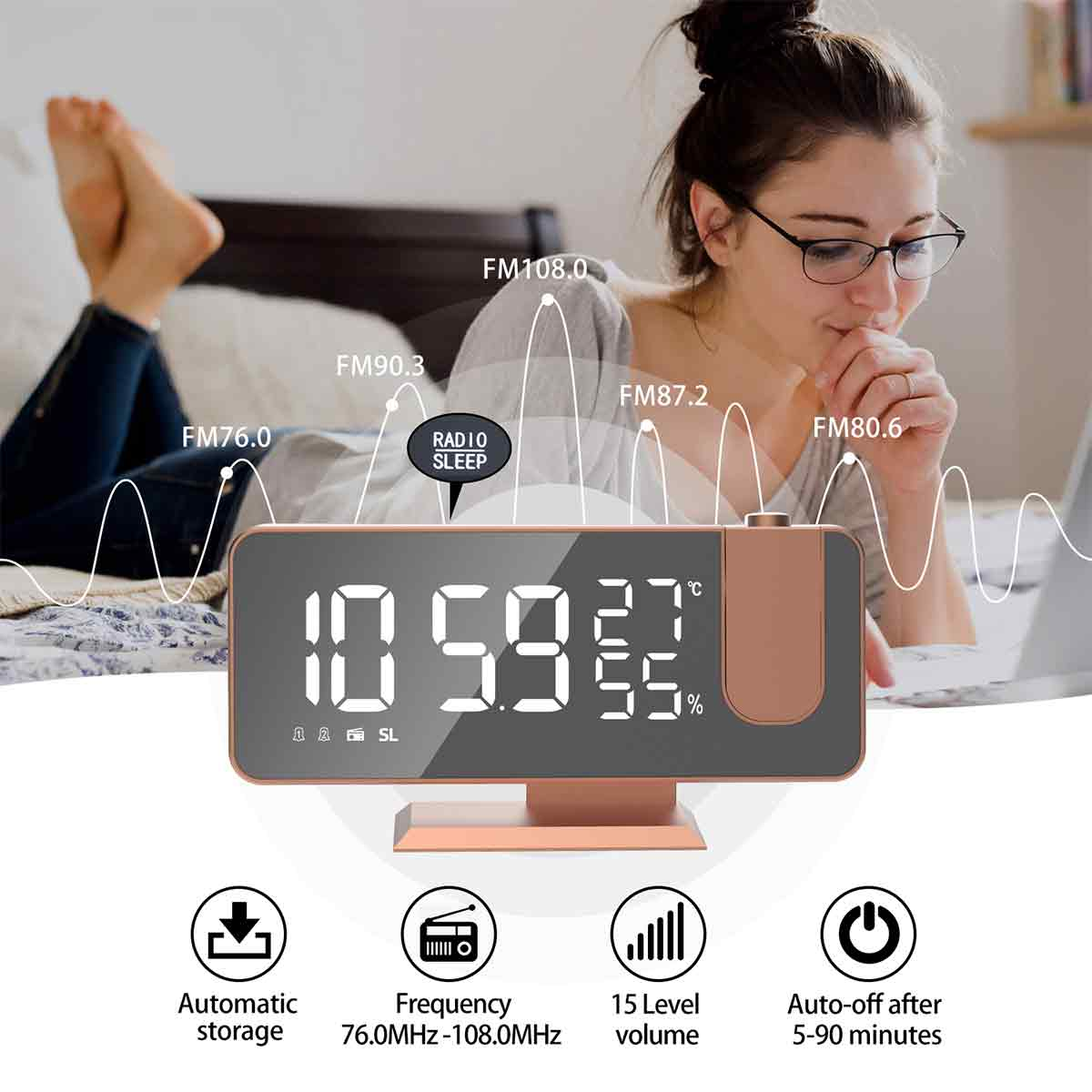 Eine Frau im Bett betrachtet einen digitalen Wecker, der Zeit und Temperatur anzeigt. Die Uhr zeigt Radiofrequenzen und weitere Funktionen.