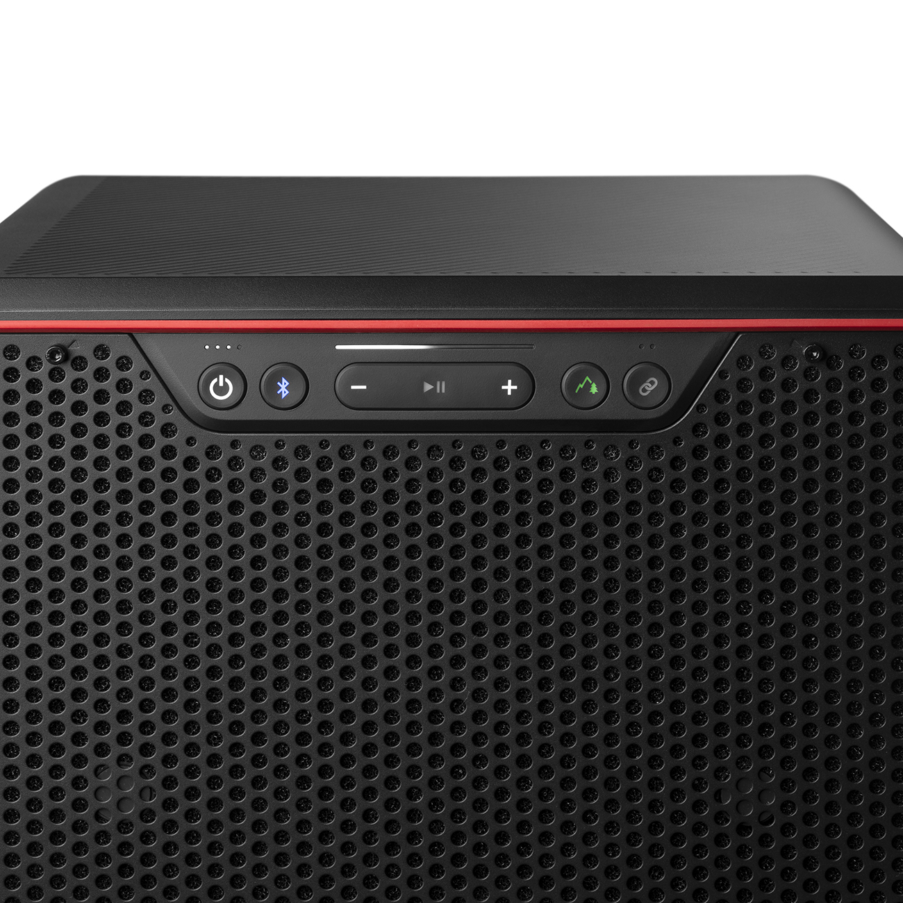 Close-up van een zwarte luidspreker met bedieningsknoppen. Aan/uit, Bluetooth, volume en functieknoppen zijn zichtbaar. Rode lijn detail aan de bovenkant.