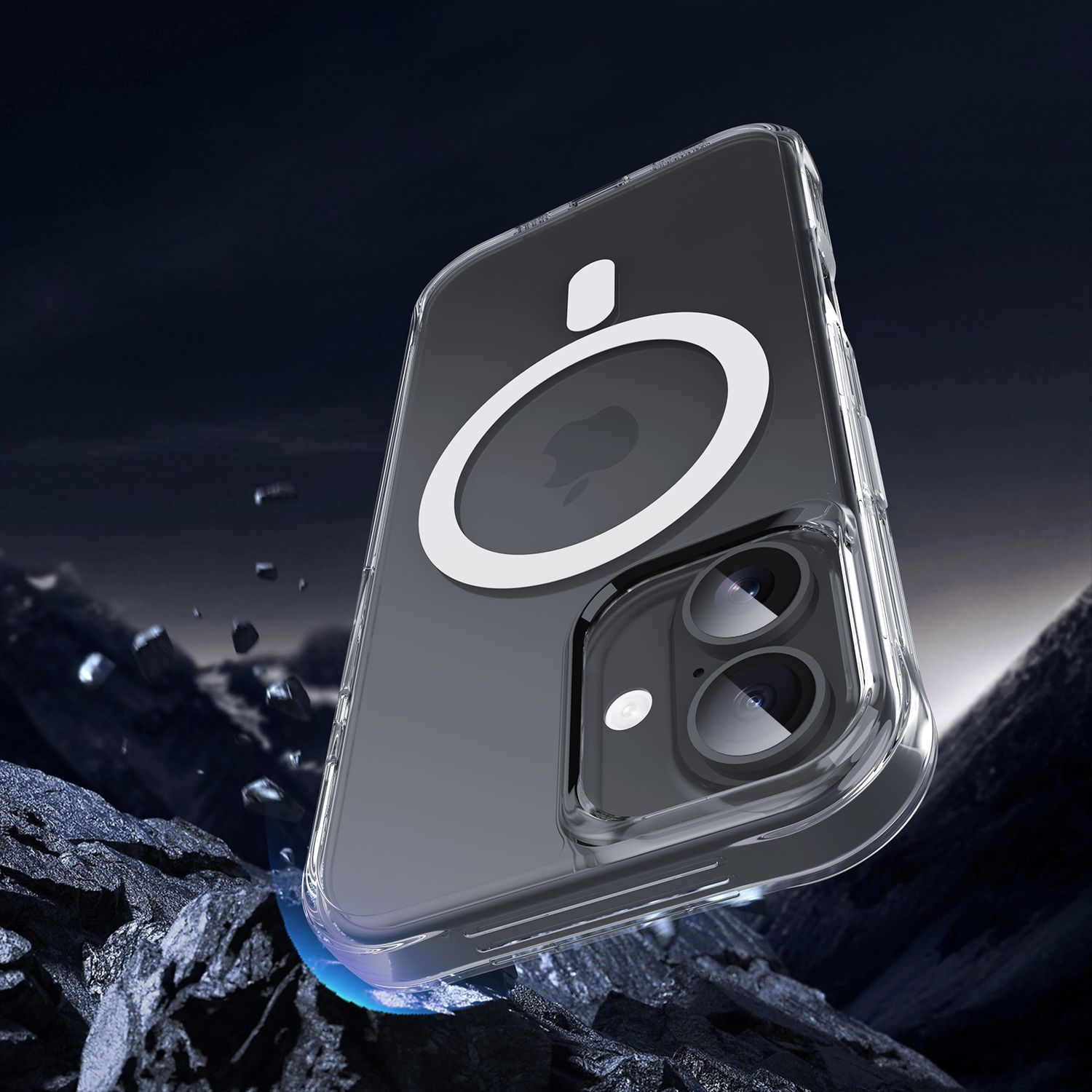 Transparente Handyhülle mit weißem MagSafe-Ring und Apple-Logo, vor dunklem Felsenhintergrund mit Bergkette und herabfallenden Trümmern.